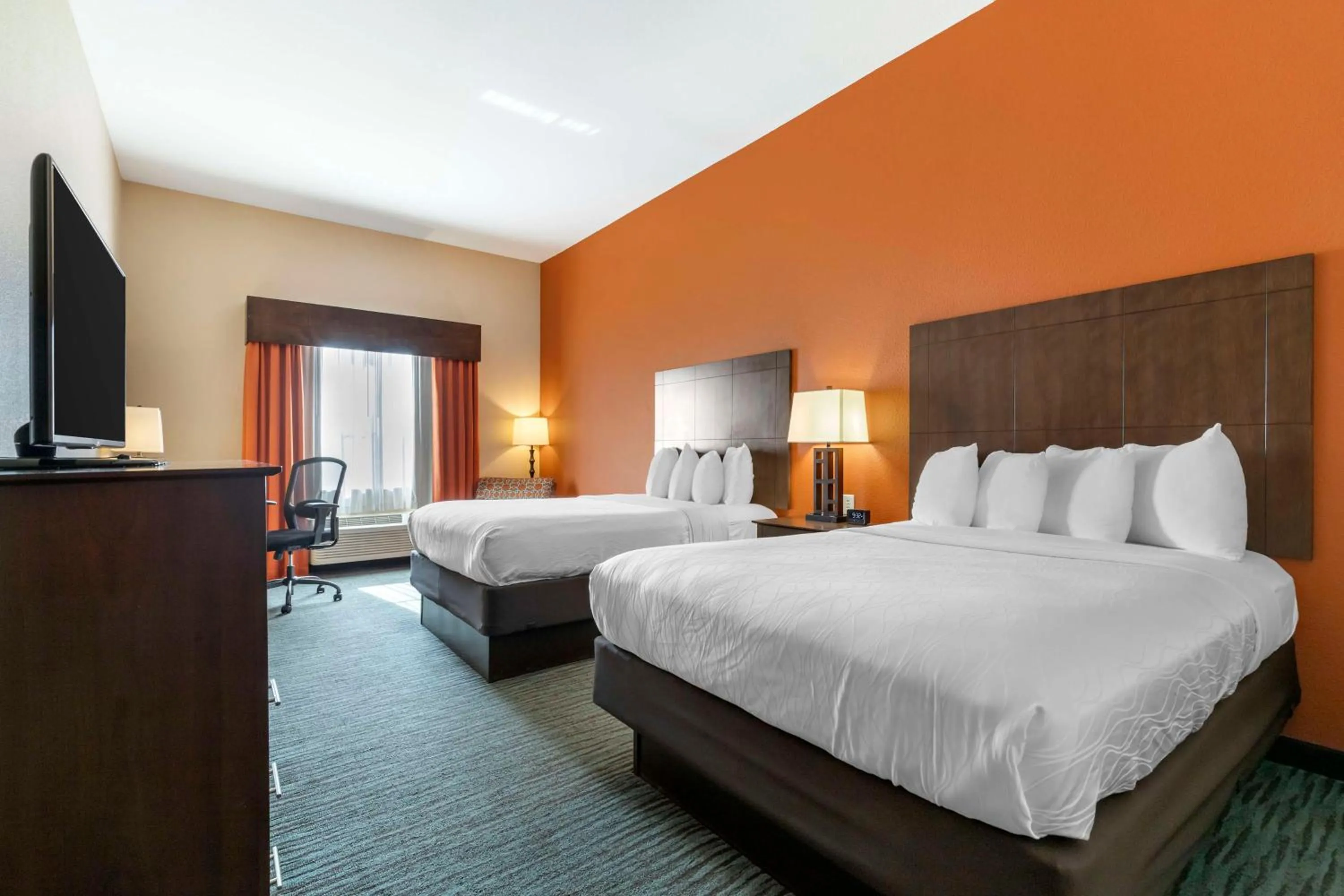 Queen Room with Two Queen Beds and Bath Tub - Disability Access in Best Western Plus Longhorn Inn & Suites