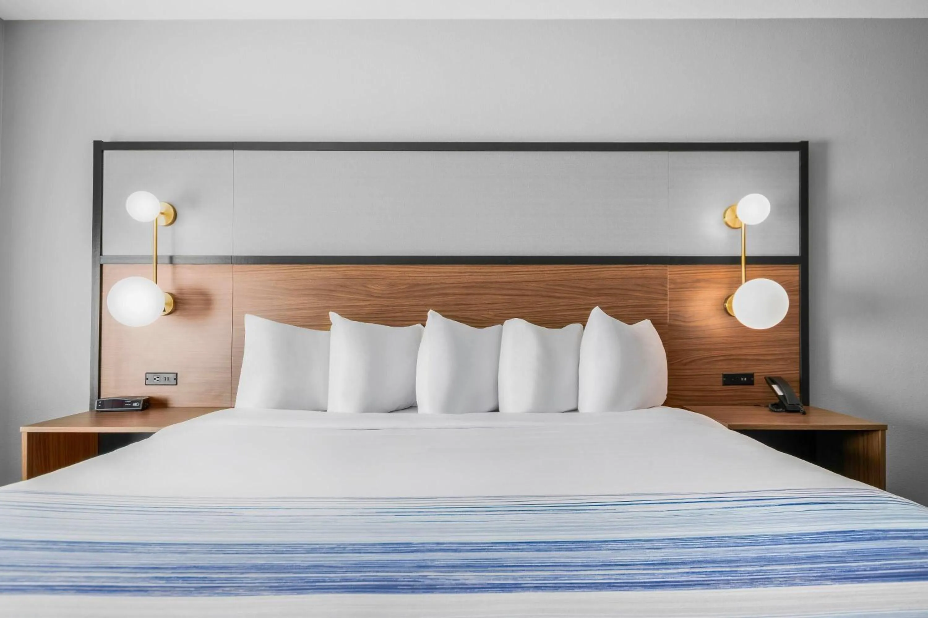 One-Bedroom King Suite - Non-Smoking in AmericInn by Wyndham International Falls