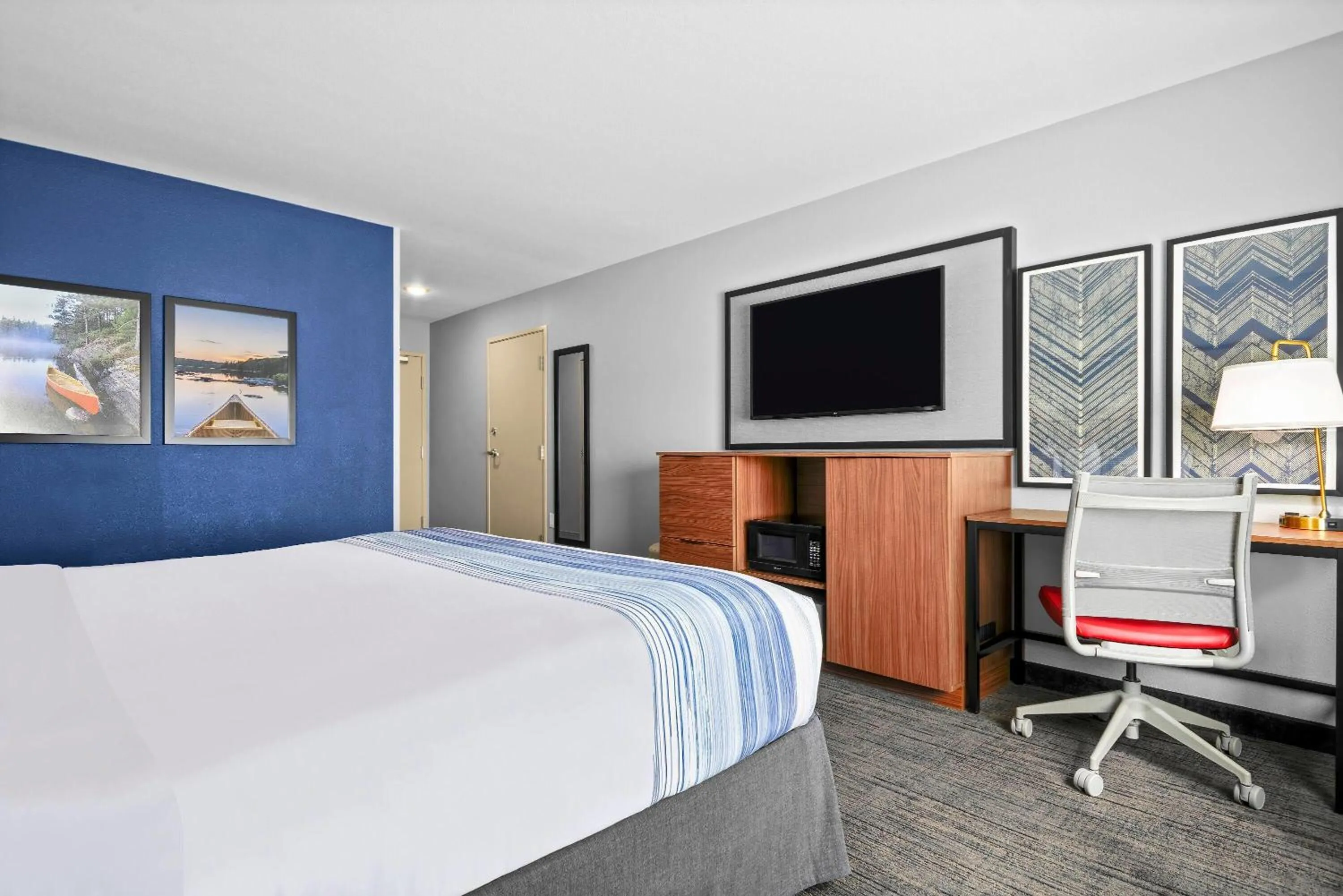 1 King Bed, Mobility Accessible Room, Bathtub w/ Grab Bars, Non-Smoking in AmericInn by Wyndham International Falls