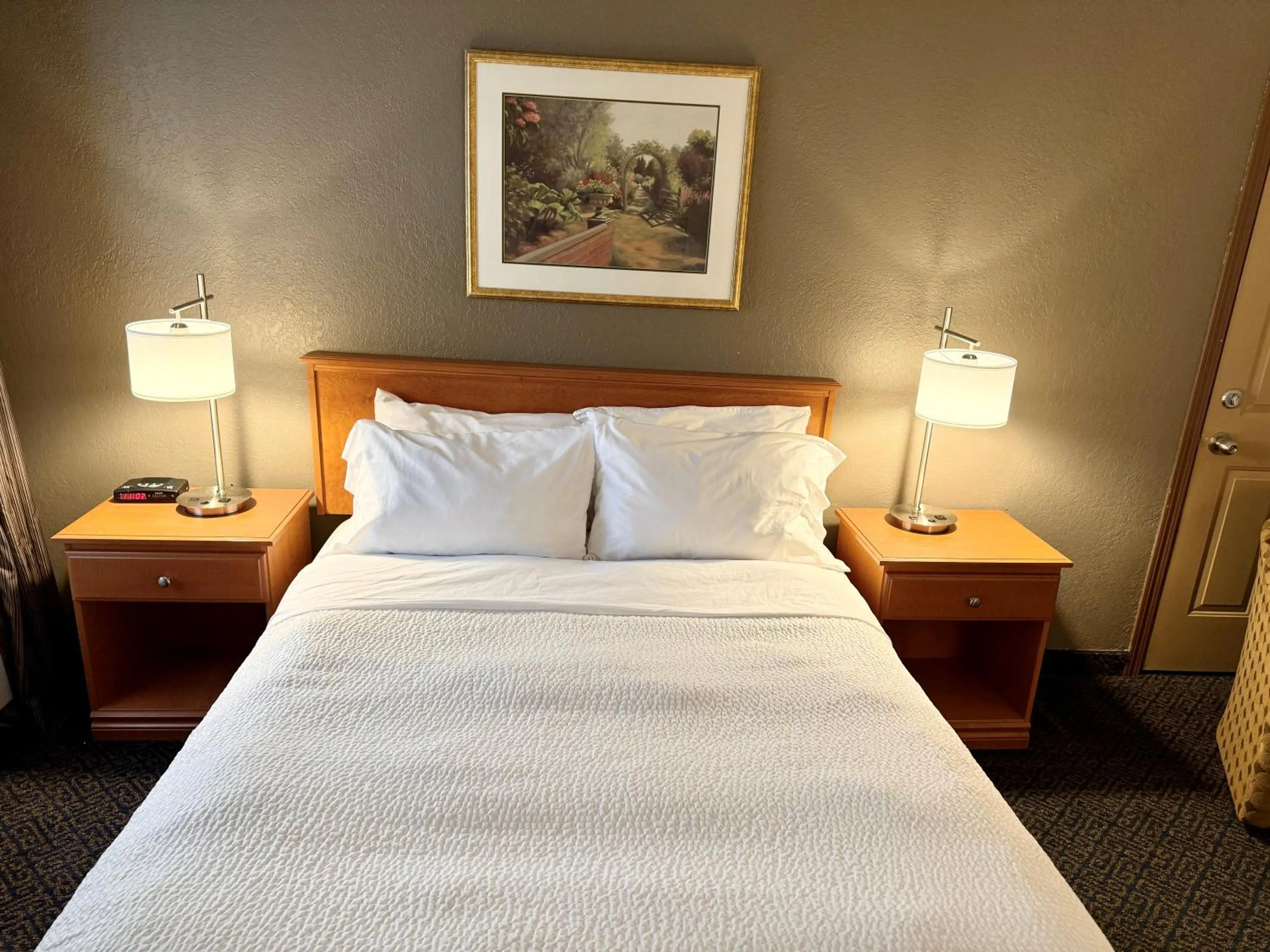 Queen Room with Mobility Access and Bathtub with Grab Bars, Non-Smoking in Days Inn by Wyndham Drayton Valley