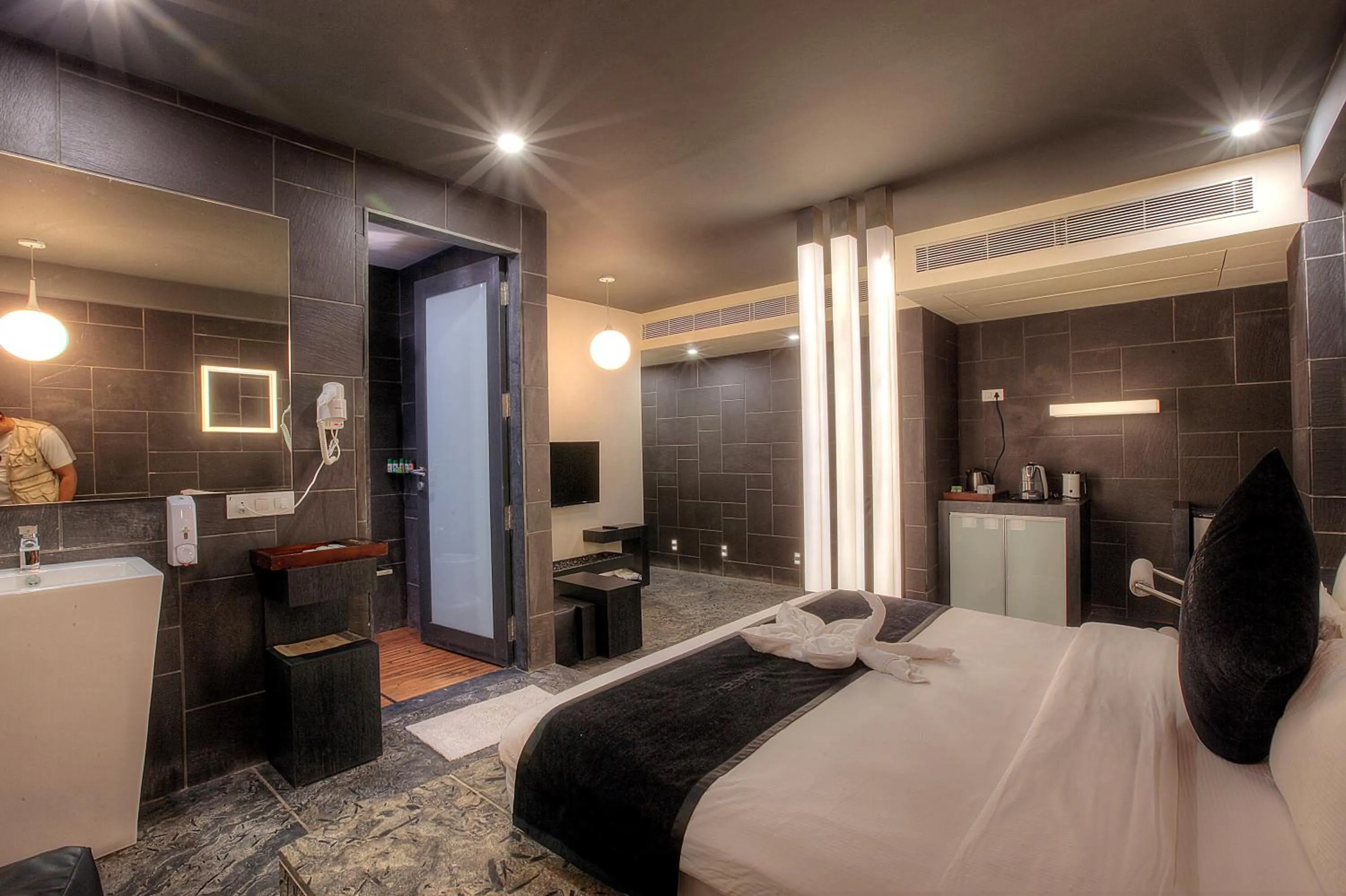 Titanium Suite - single occupancy in Hotel El Dorado