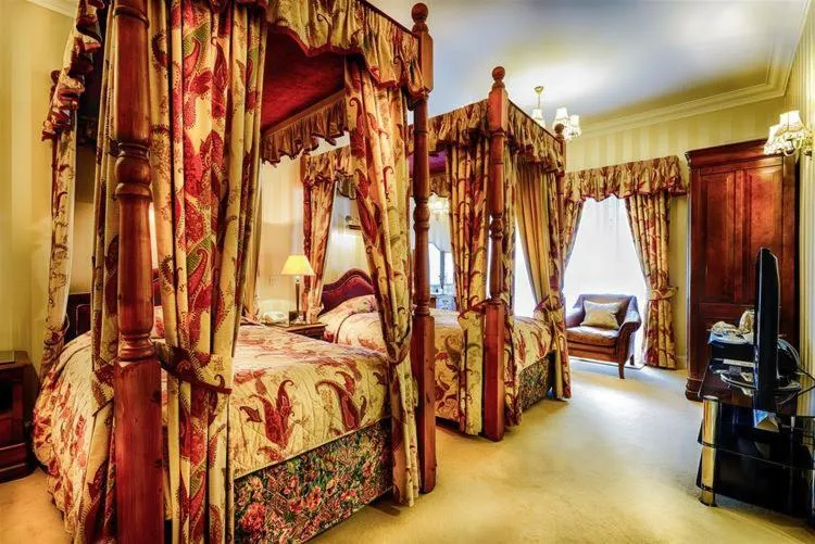 Superior Twin Room with Four Poster Bed in Mansion House Hotel