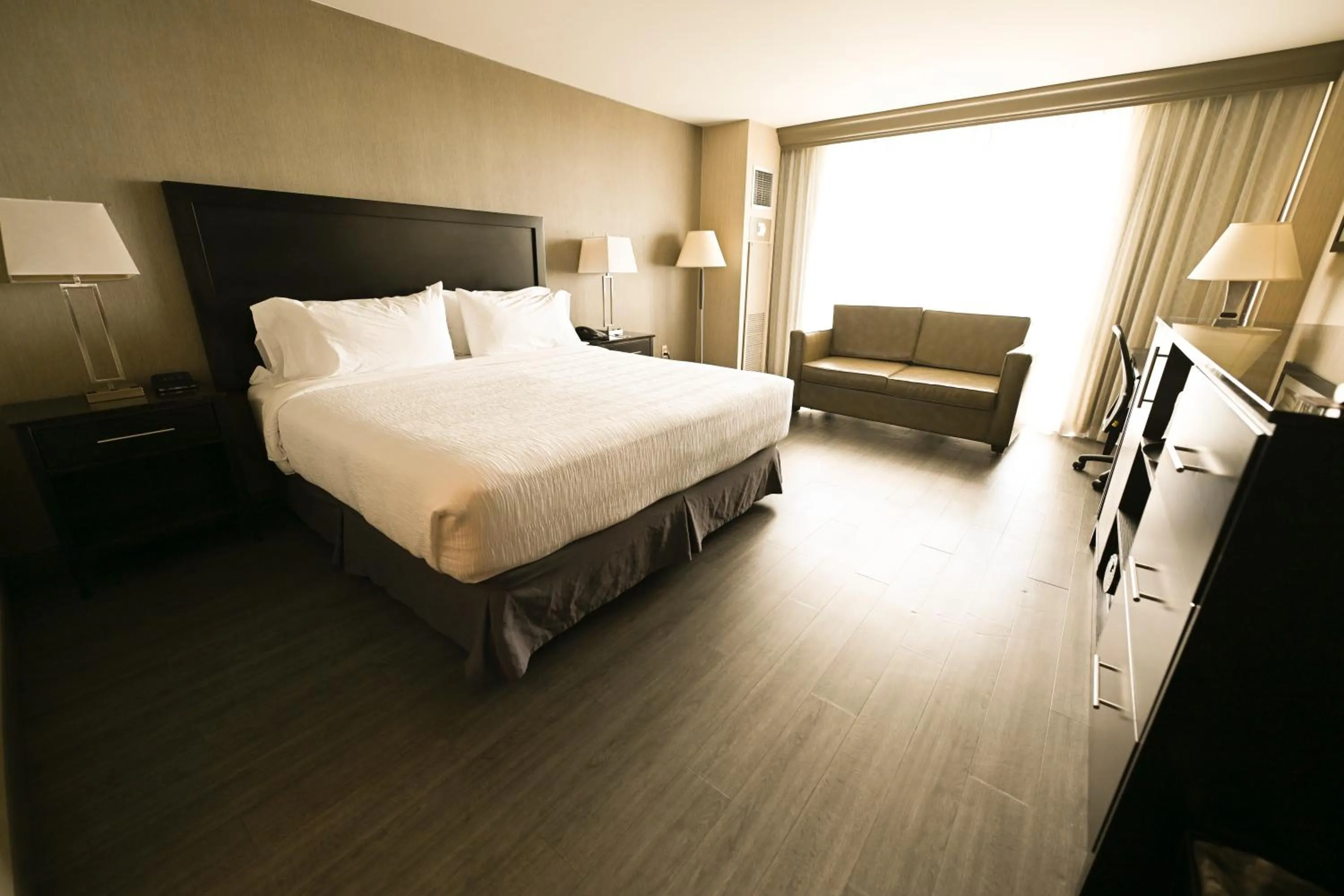 Superior King Room in Grand Resort Hotel - Mt Laurel - Philadelphia