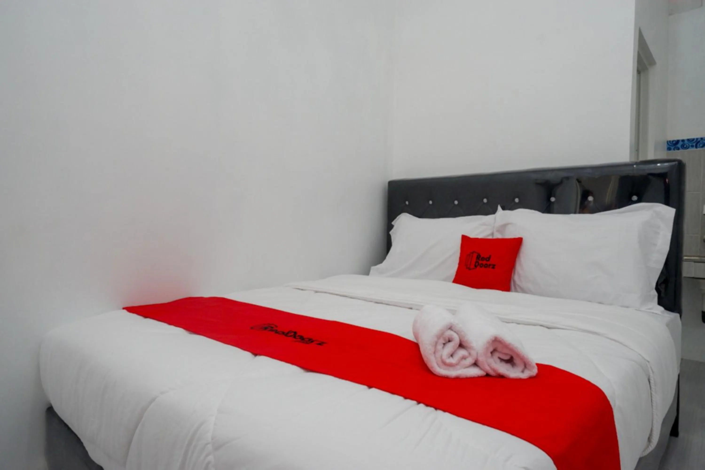 Standard Double Room in RedDoorz near Universitas Semarang 2