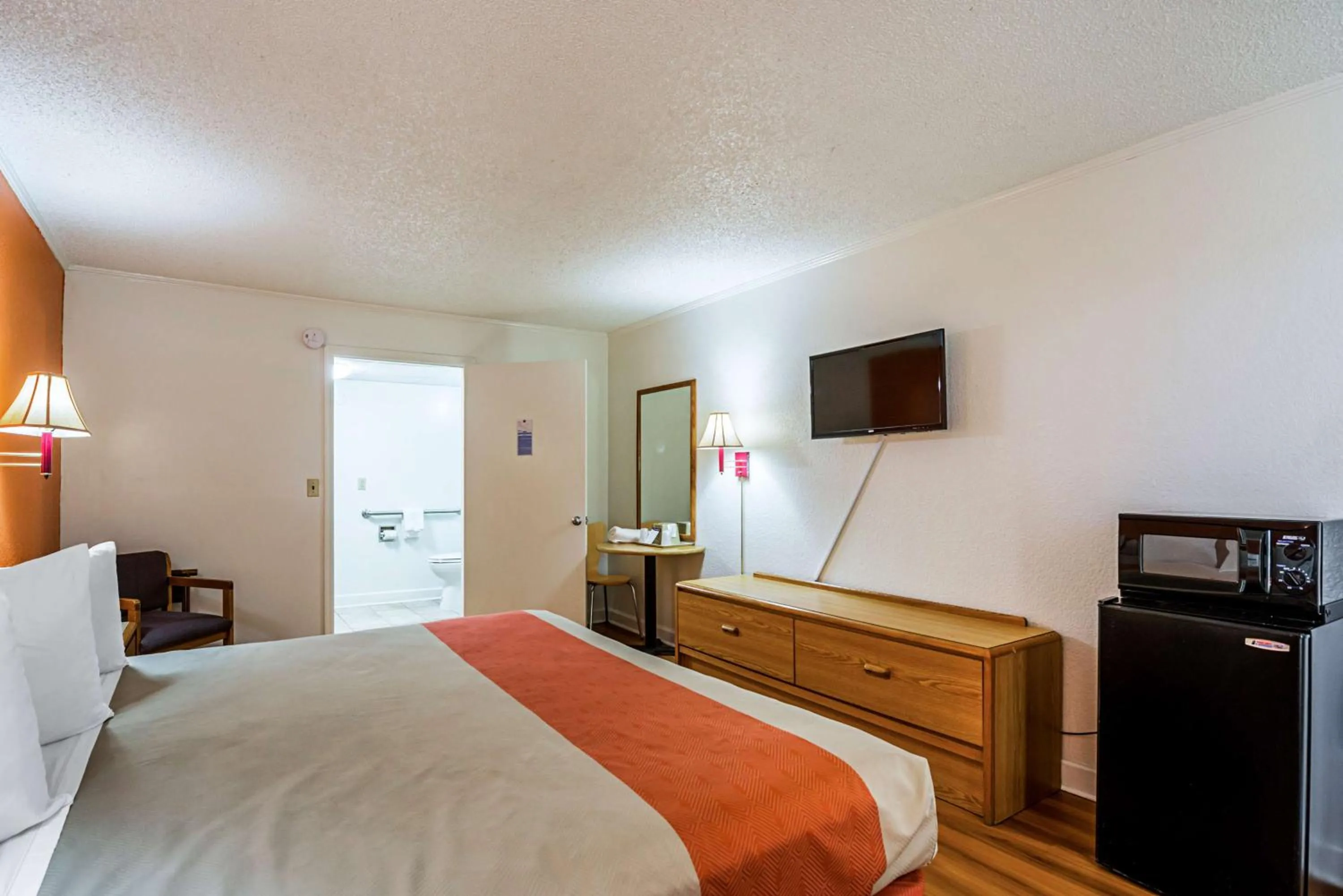 King Room - Disability Access - Non-Smoking in Motel 6-Perry, GA