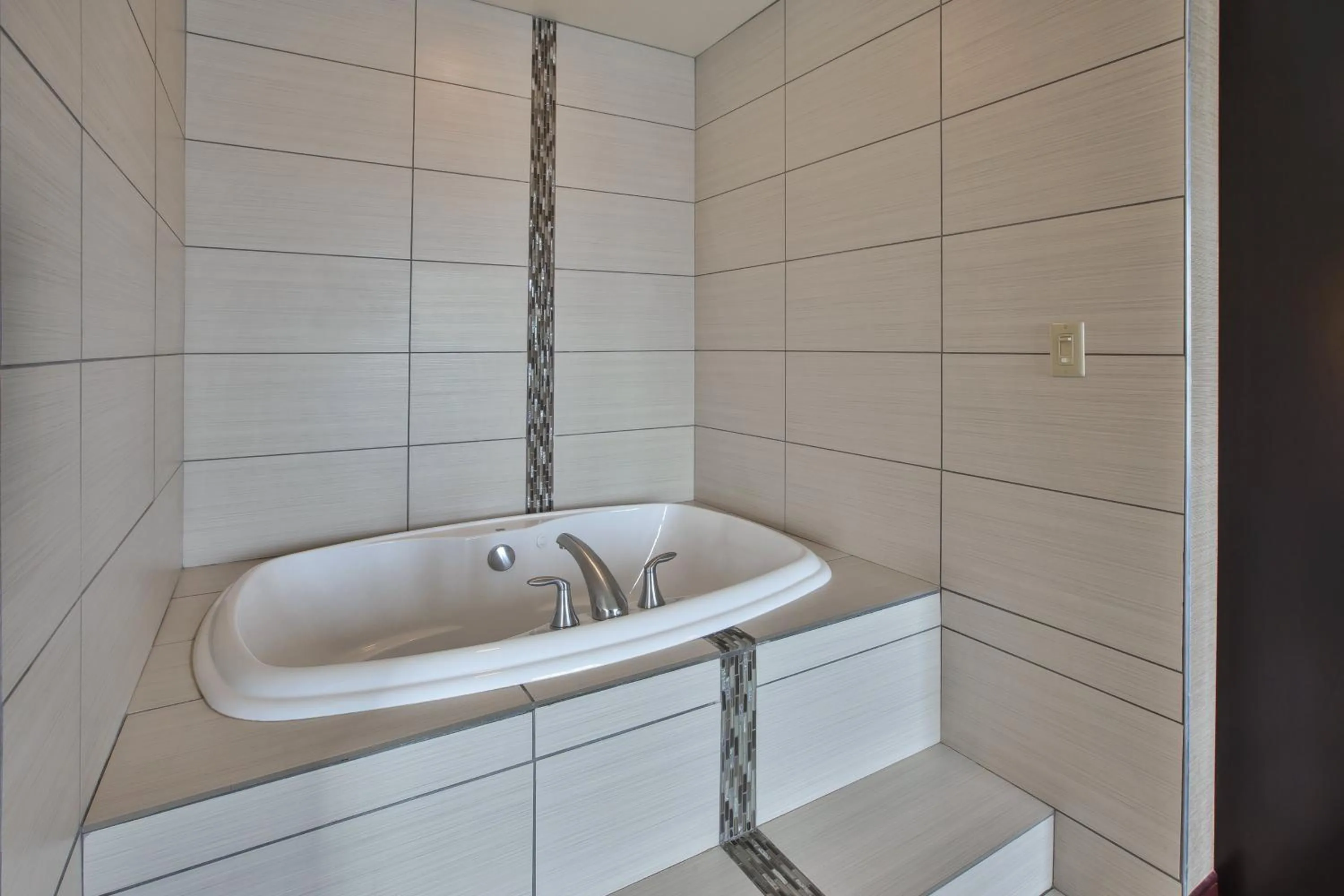 King Suite with Jetted Tub in Holiday Inn Express & Suites Geneva Finger Lakes by IHG