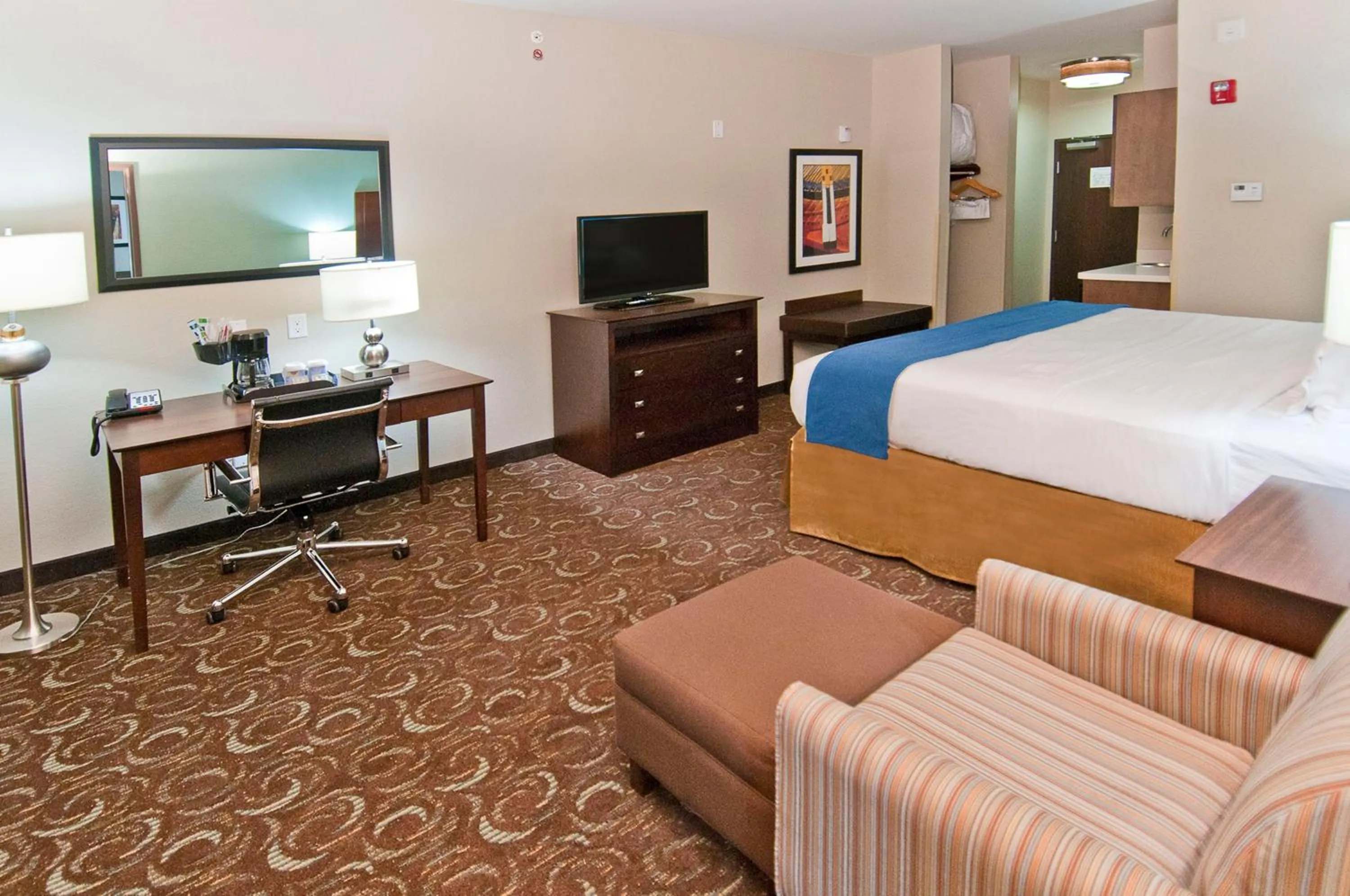 Standard King Room in Holiday Inn Express & Suites San Antonio Frost Bank Center by IHG