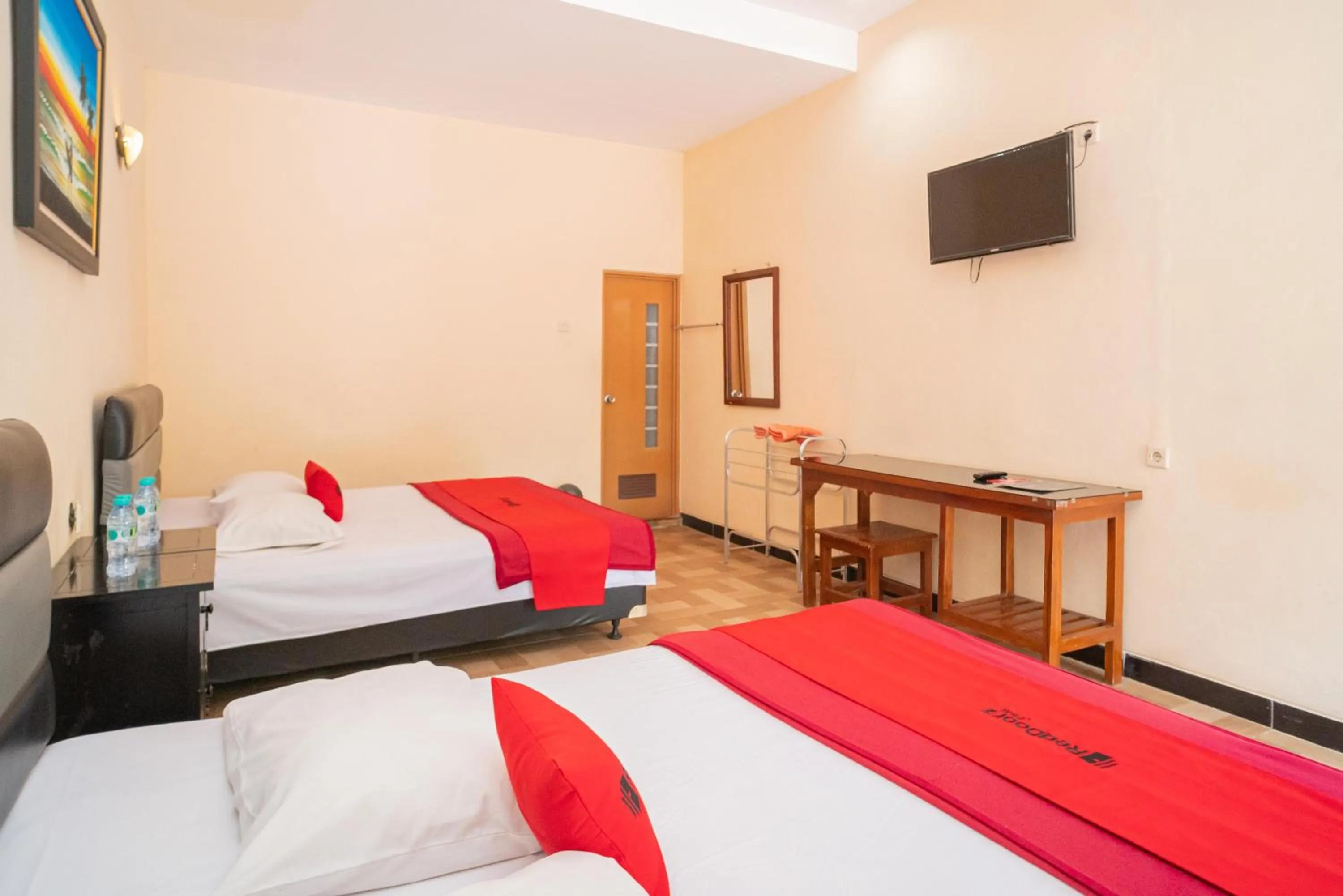 Family Room in RedDoorz @ Panglima Sudirman Madiun