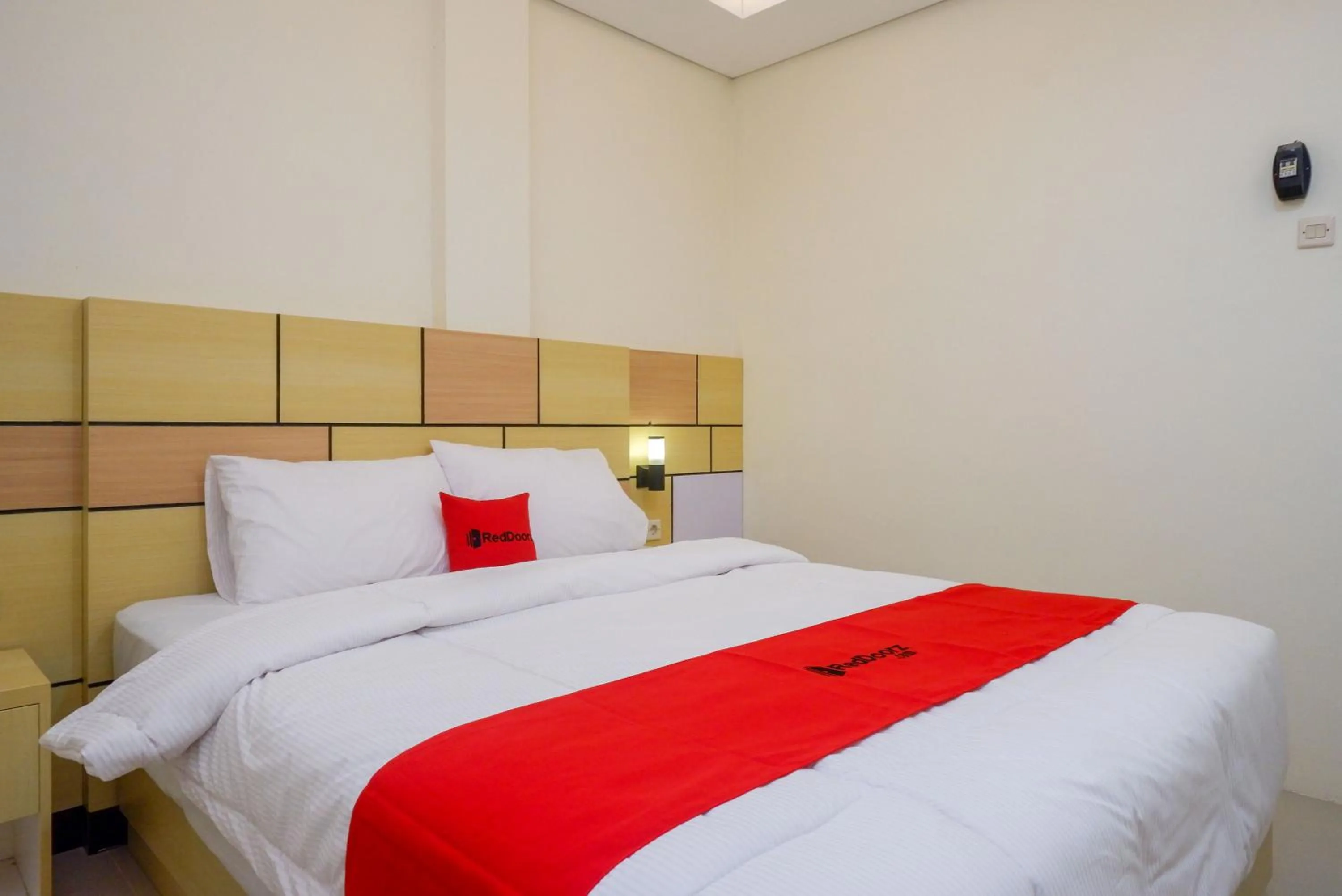 Deluxe Room in RedDoorz Plus near Pasar Gede Solo