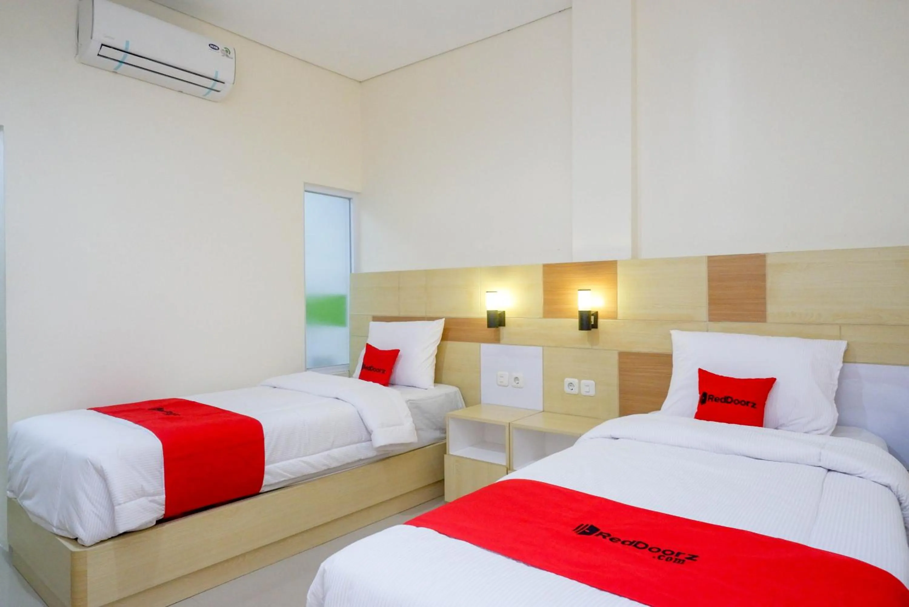 Twin Room in RedDoorz Plus near Pasar Gede Solo