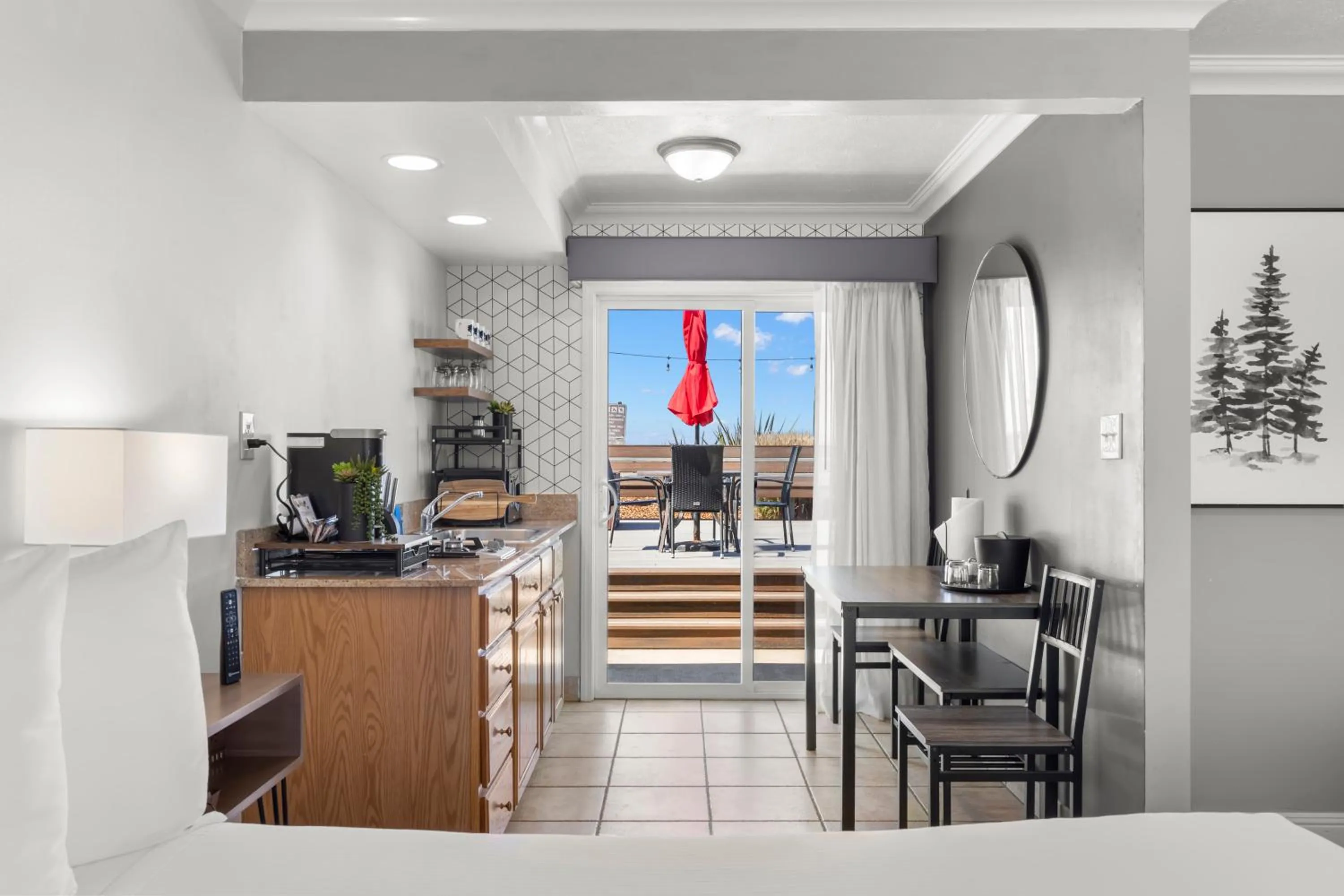 Kitchenette Room with Ocean View - (Pet Friendly) in Beachcomber Motel