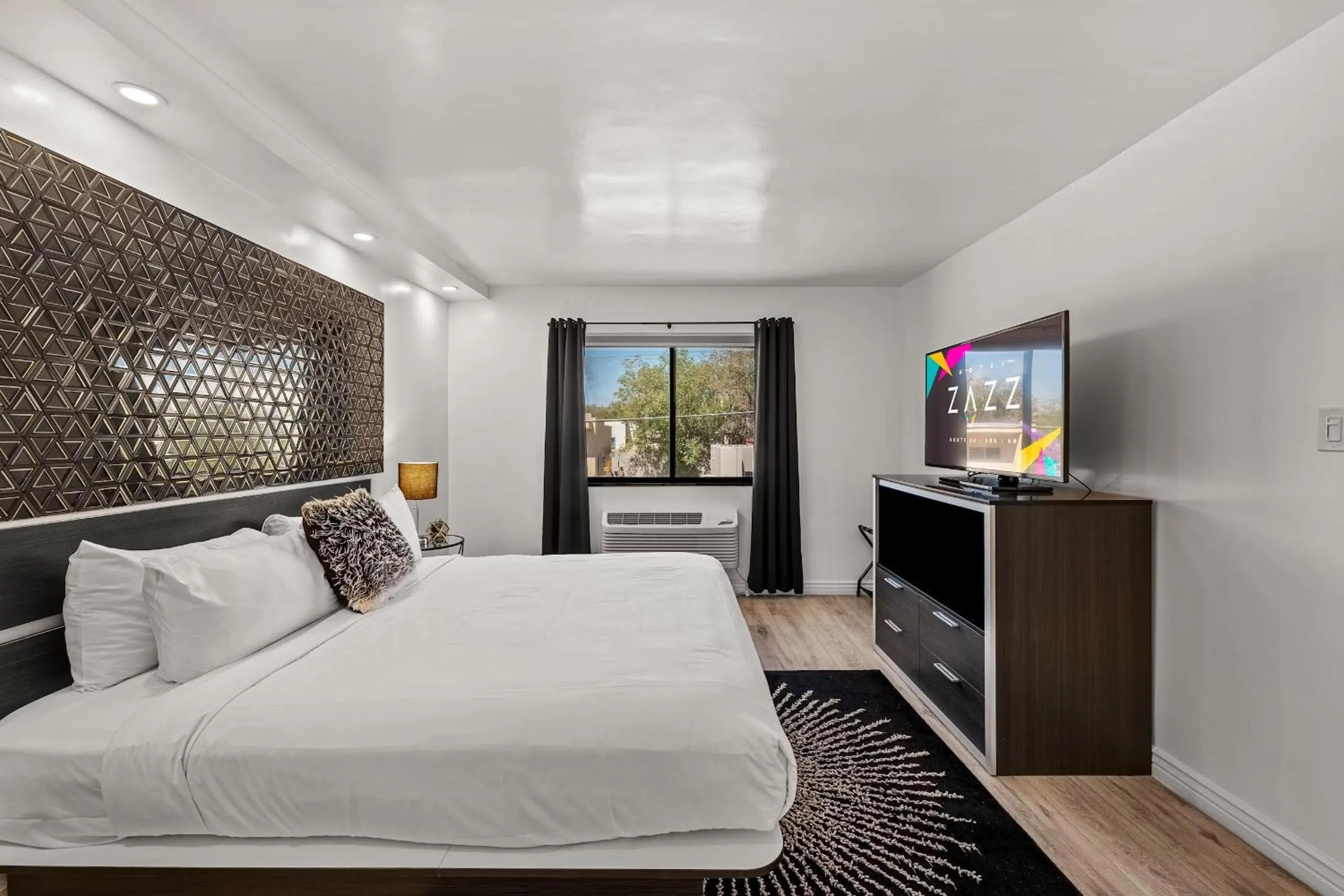 Deluxe King Suite in Hotel ZAZZ