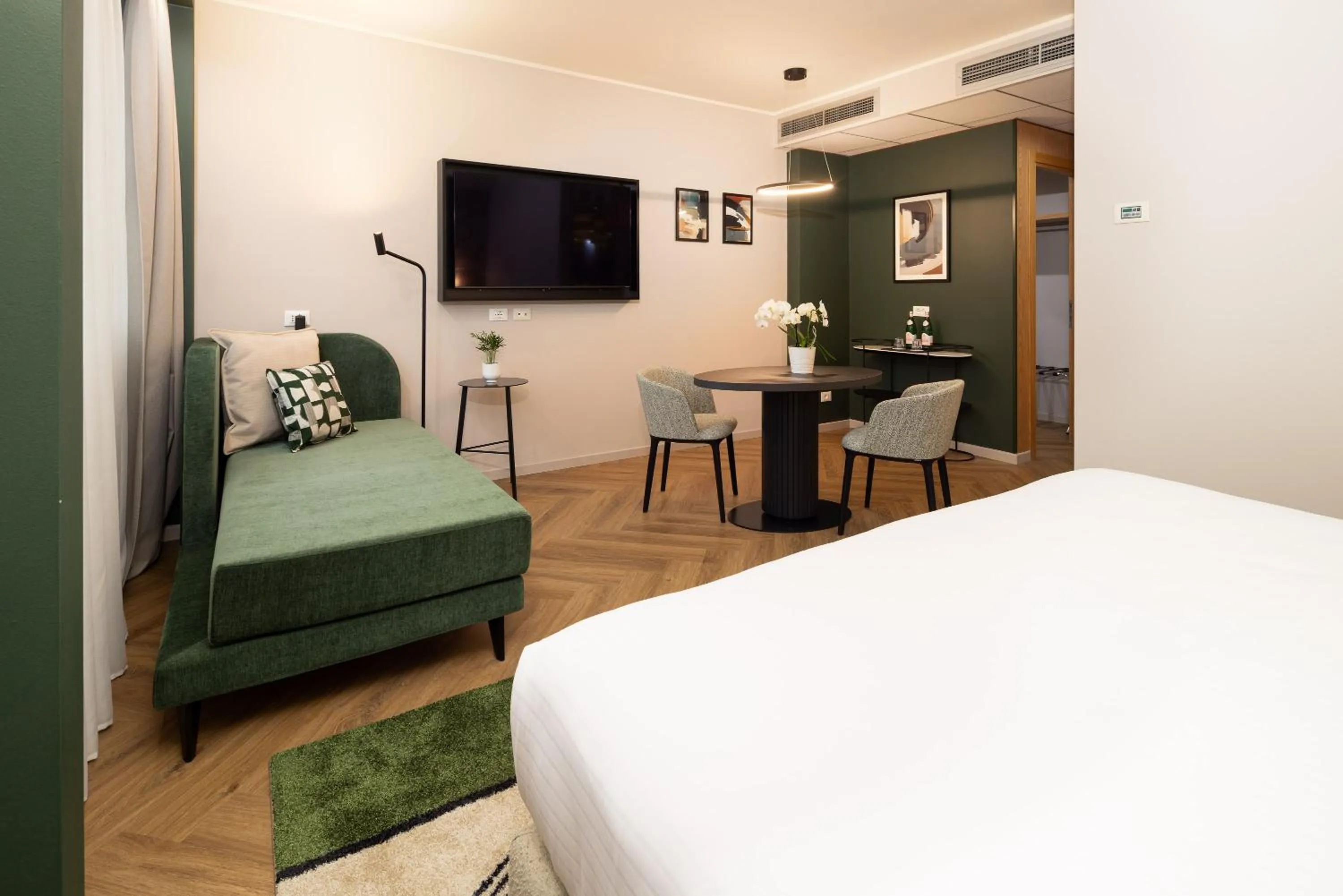 Premium King Room with Sofa Bed in Crowne Plaza Padova by IHG