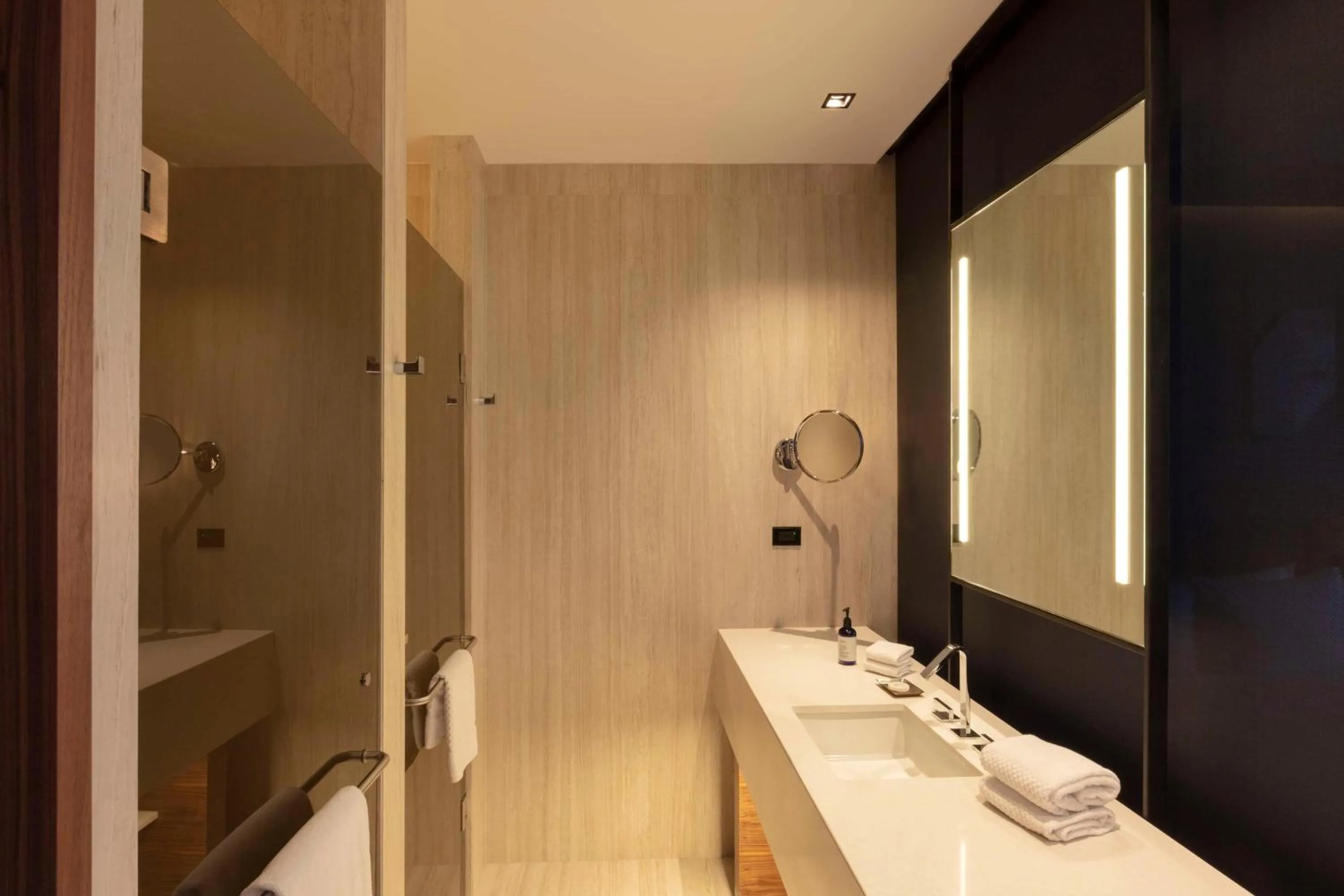 King Room with City/Mountain View and Guestroom in Hilton Monterrey Valle