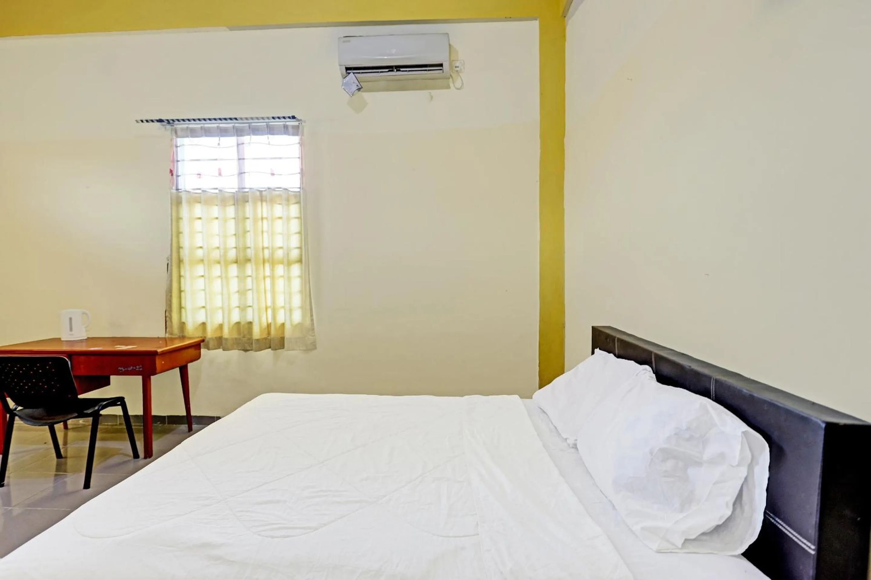 Deluxe Double Room in Collection O 91499 John Lebron House