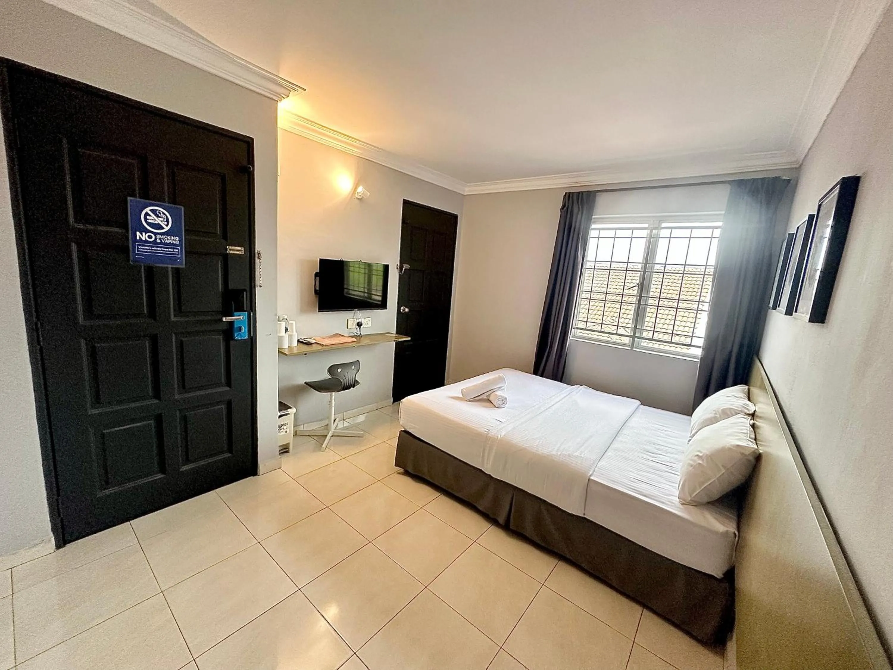 Deluxe Queen Room in # Hashtag Hotel - Self Check in