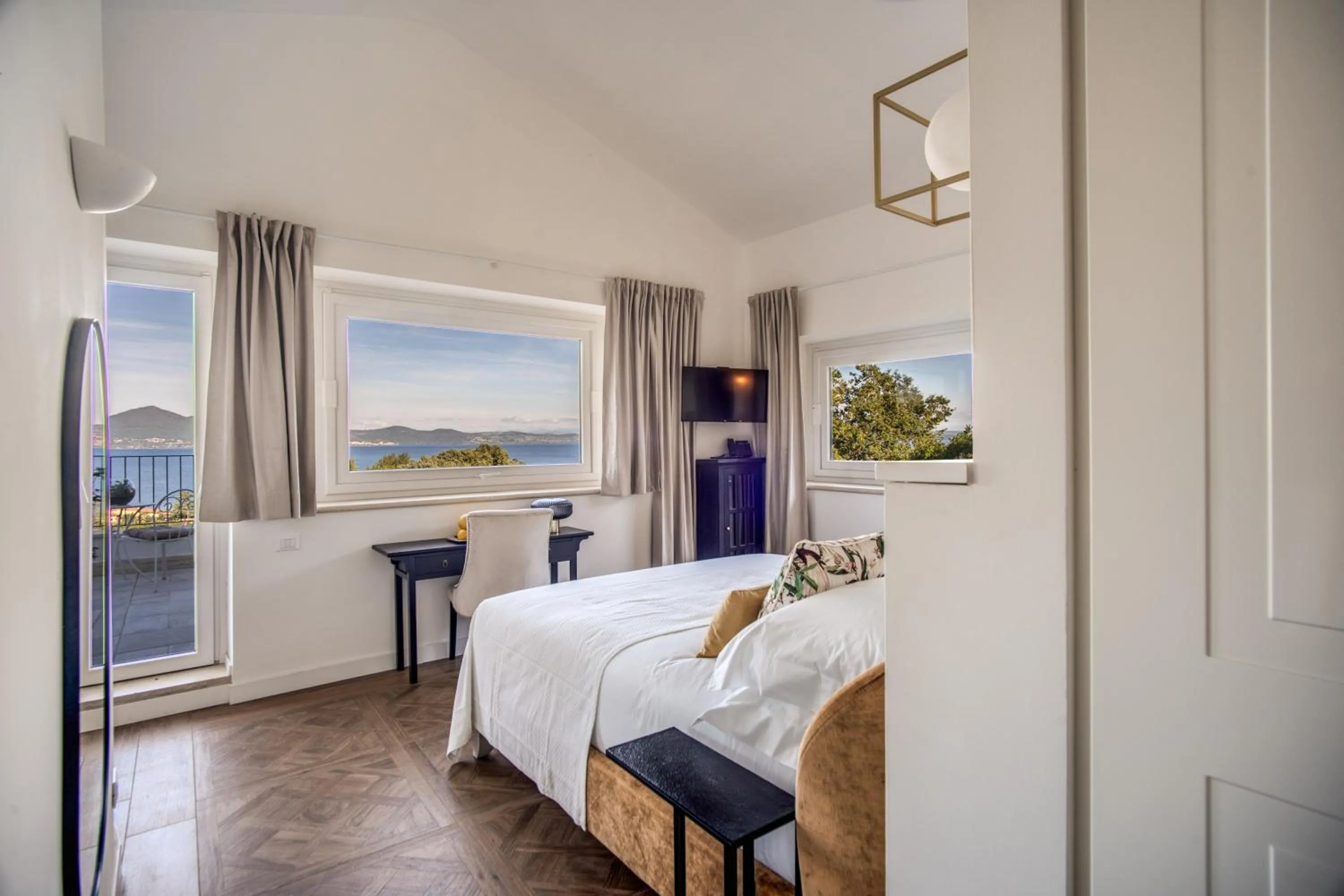 Junior Suite with Terrace and Panoramic View  in Vigna Caio Relais & Spa