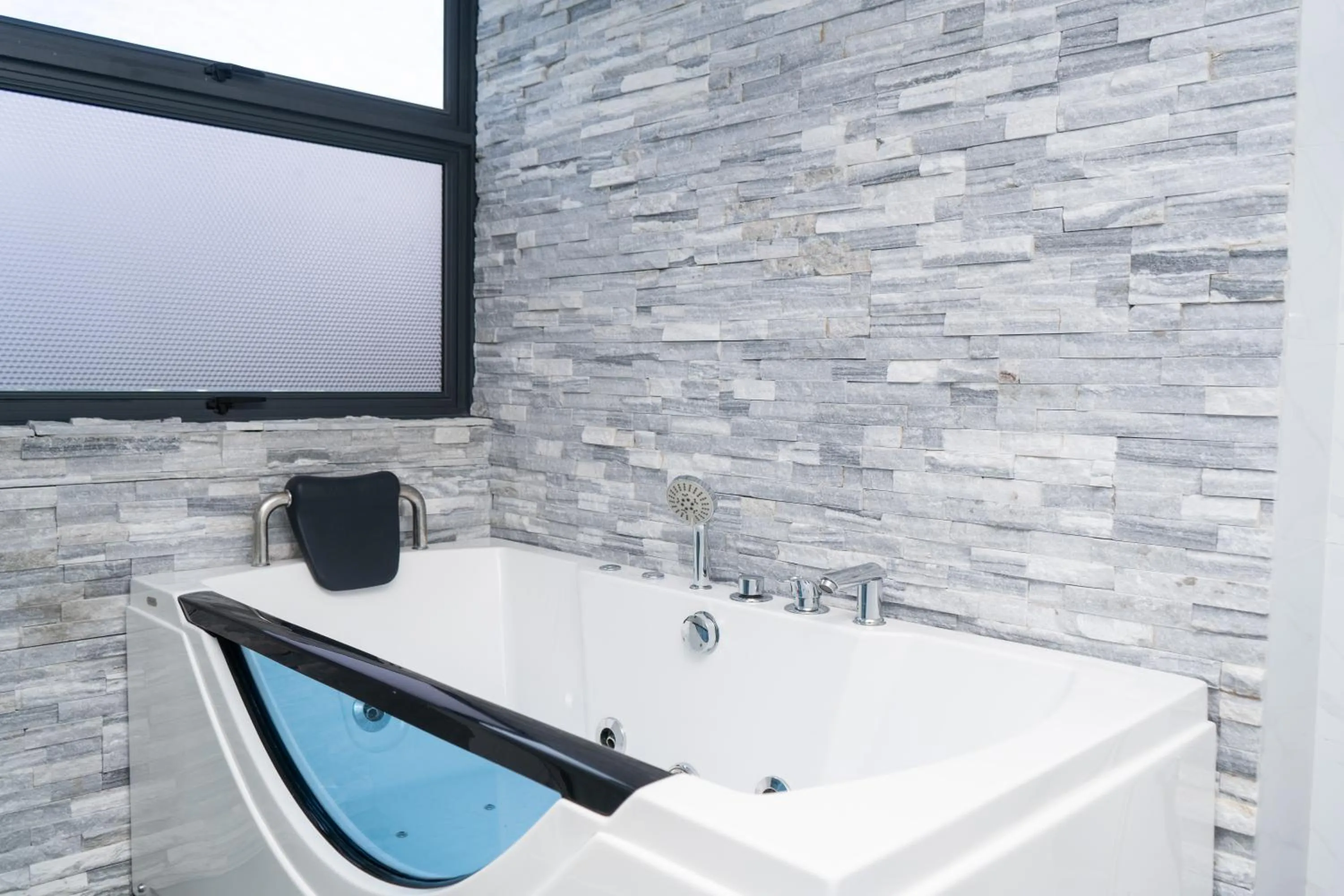 Suite with Hot Tub in Ari Grand Hotel & Spa