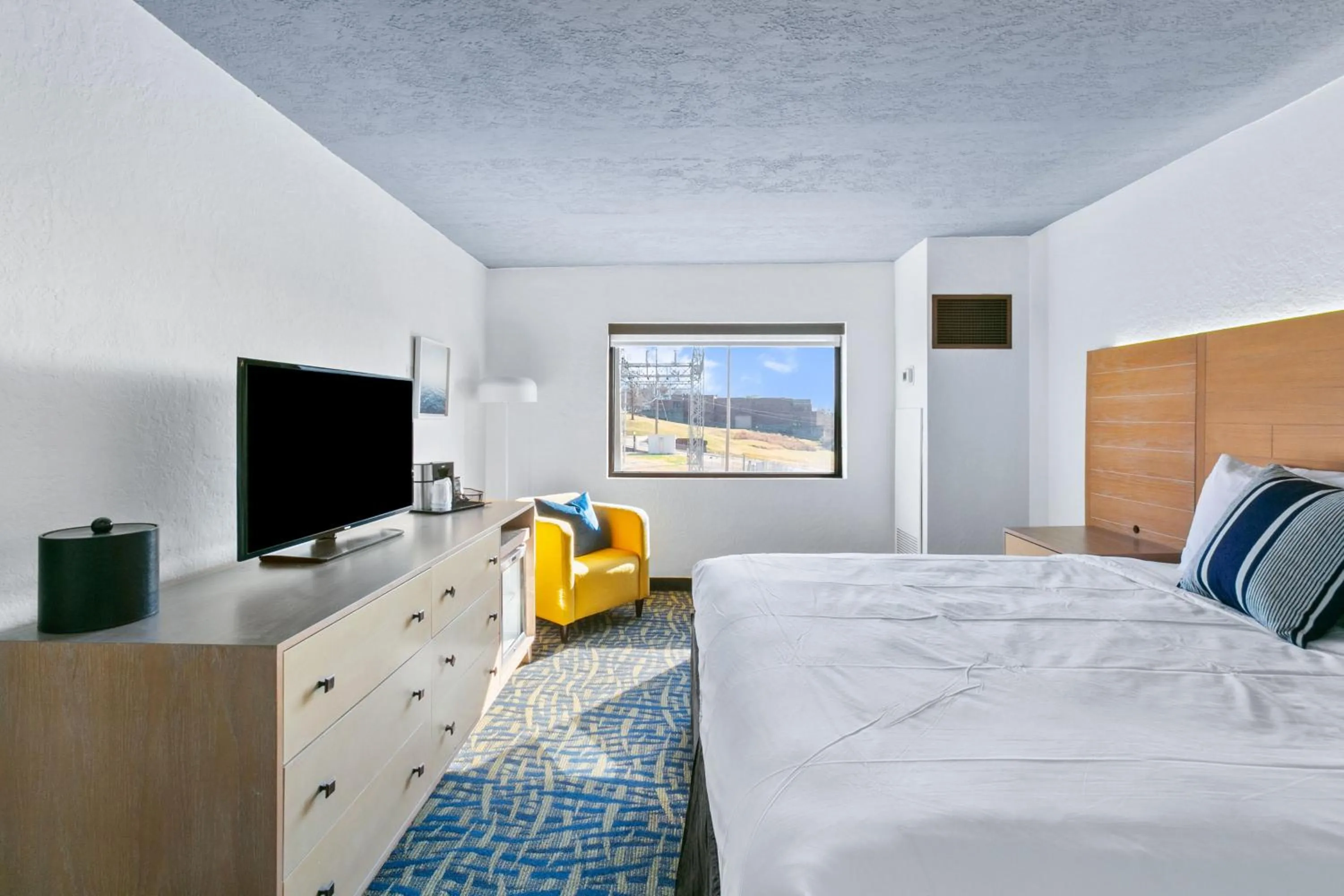 King Room with Tub w/Grab Bars and Pool View - Mobility/Hearing Accessible - Non-Smoking in Mulberry, a Wyndham Hotel