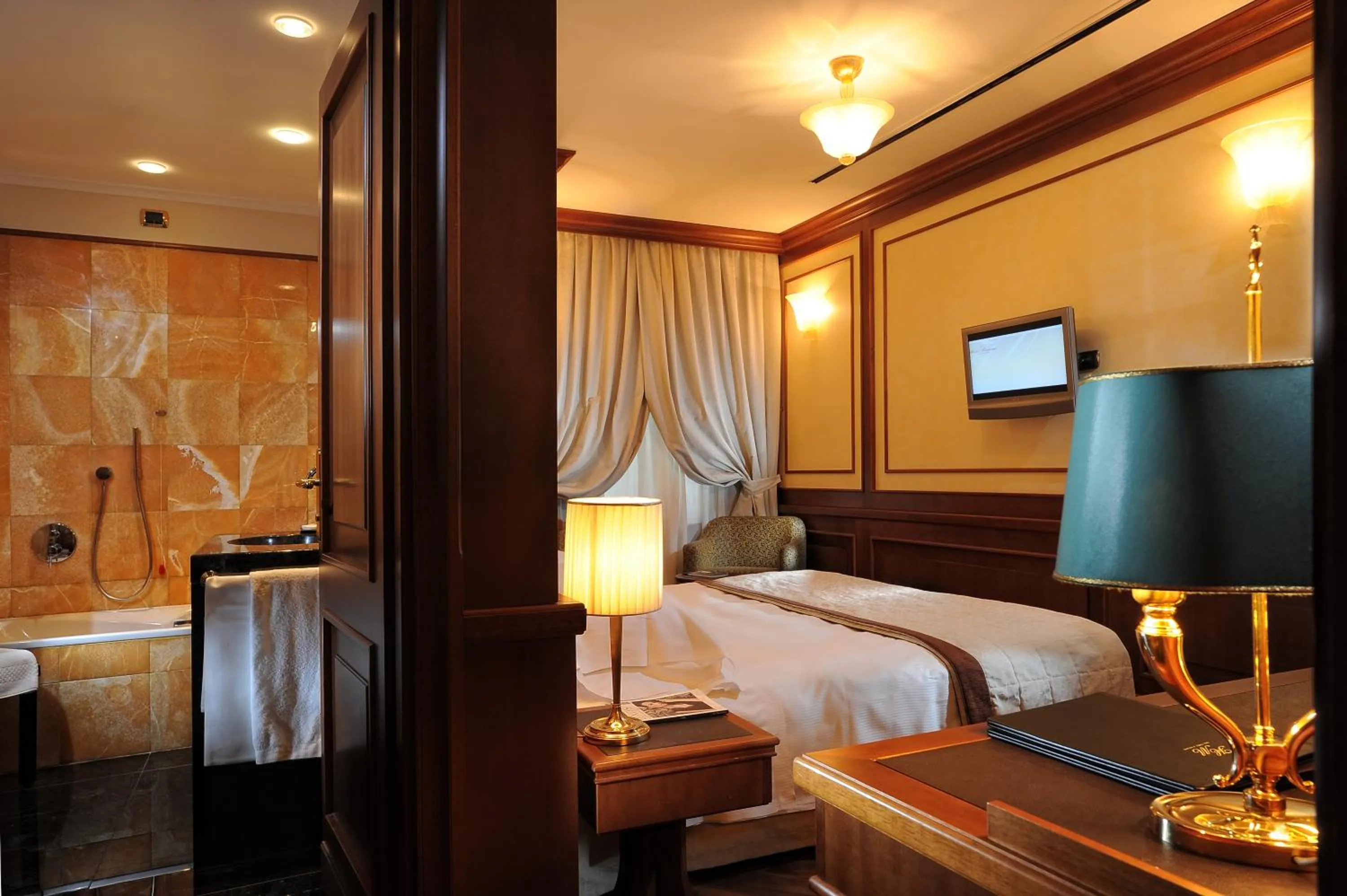 Classic Double or Twin Room in Hotel Manzoni