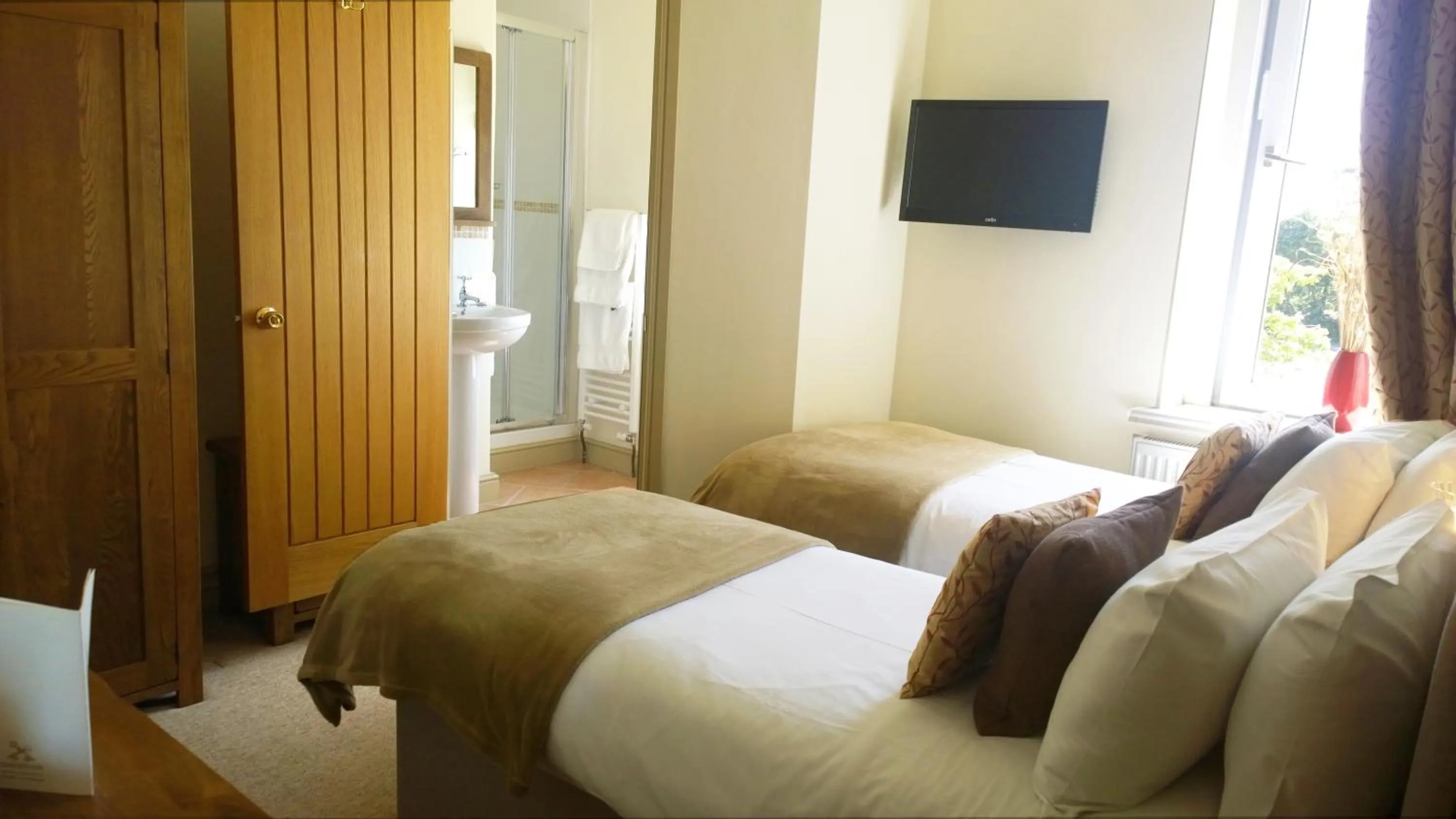 Twin Room in Cross Keys Inn