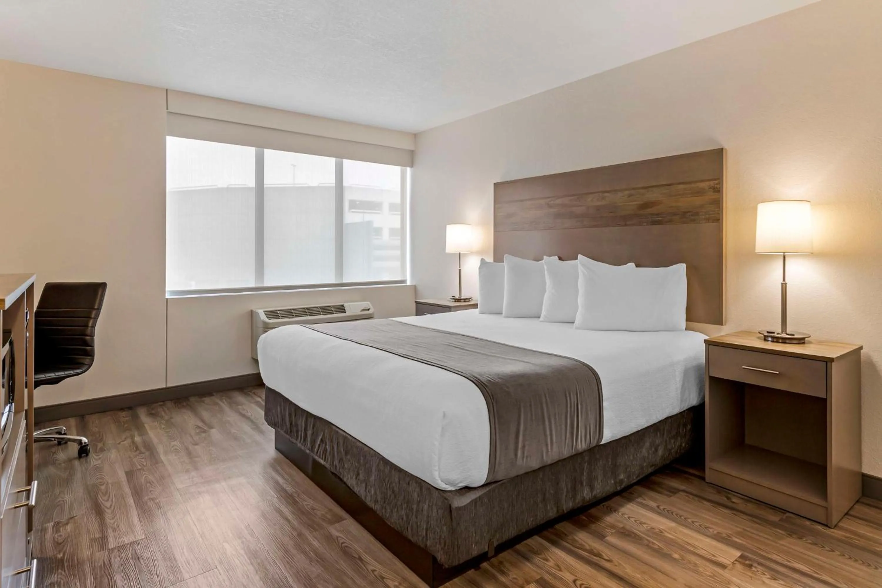 King Room with Mobility Accessible Tub in Best Western Plus Executive Residency Waterloo & Cedar Falls