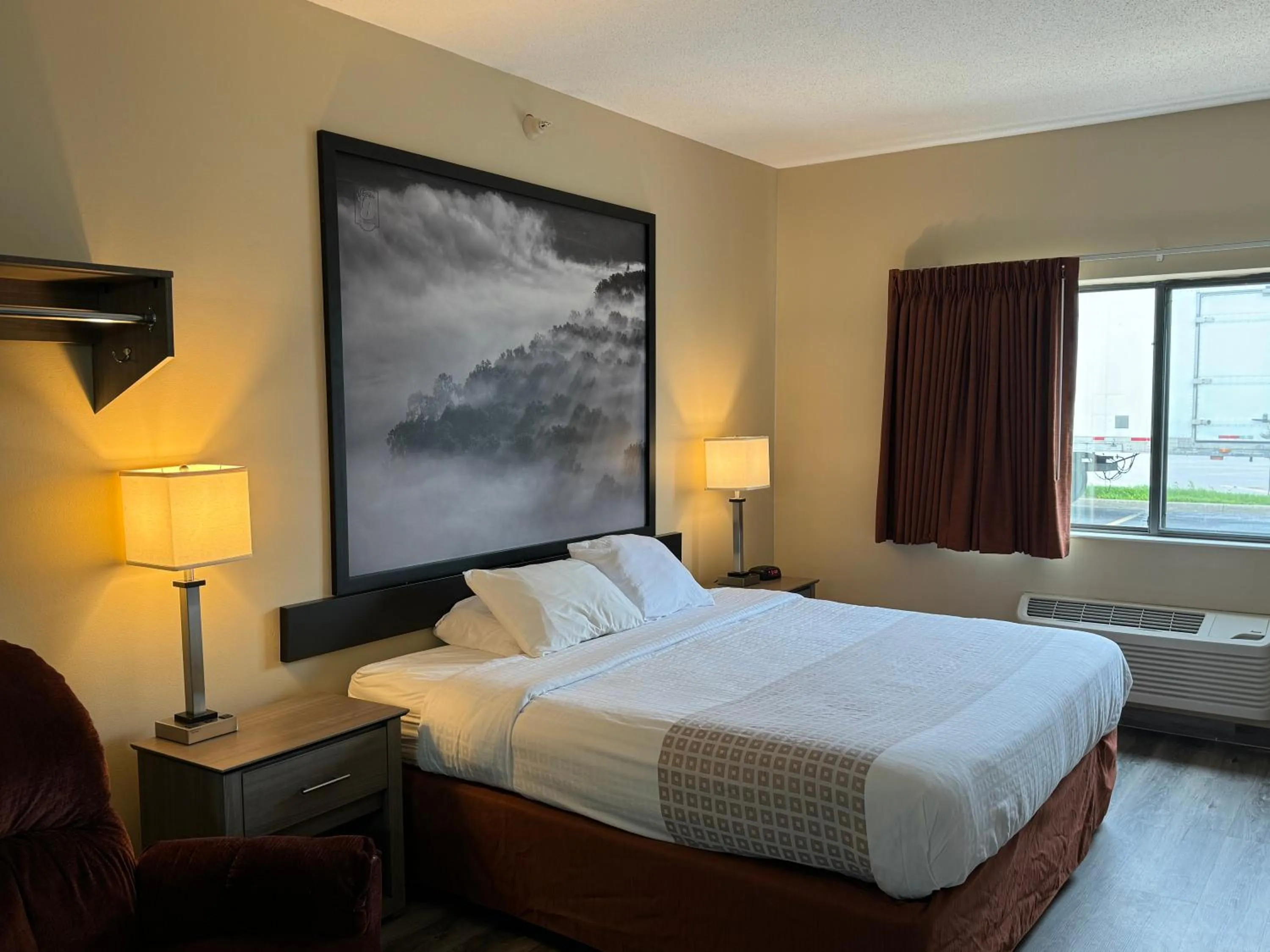 Deluxe King Room - Non-Smoking in Super 8 by Wyndham Mason City