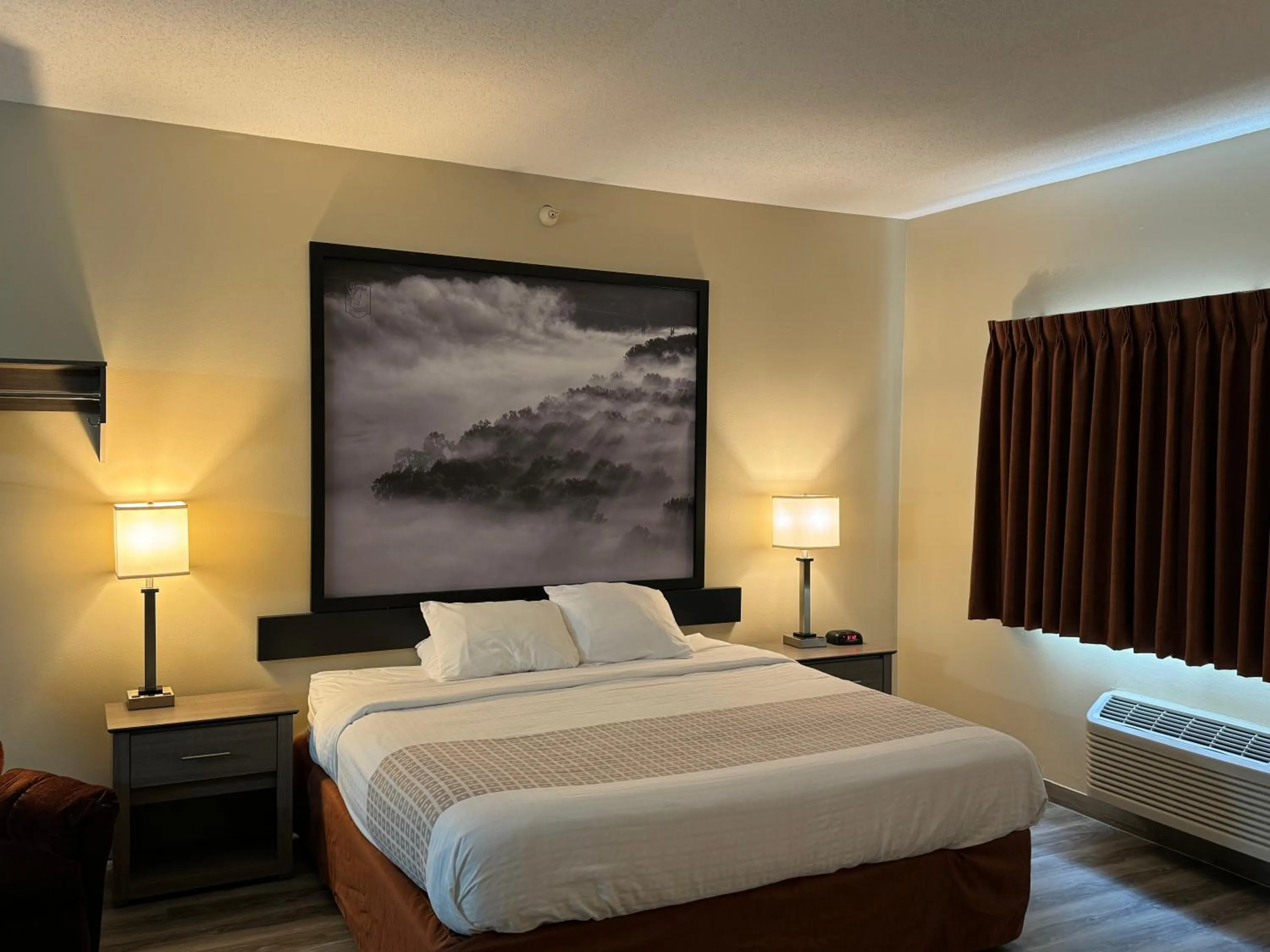 Spacious King Room - Non-Smoking in Super 8 by Wyndham Mason City