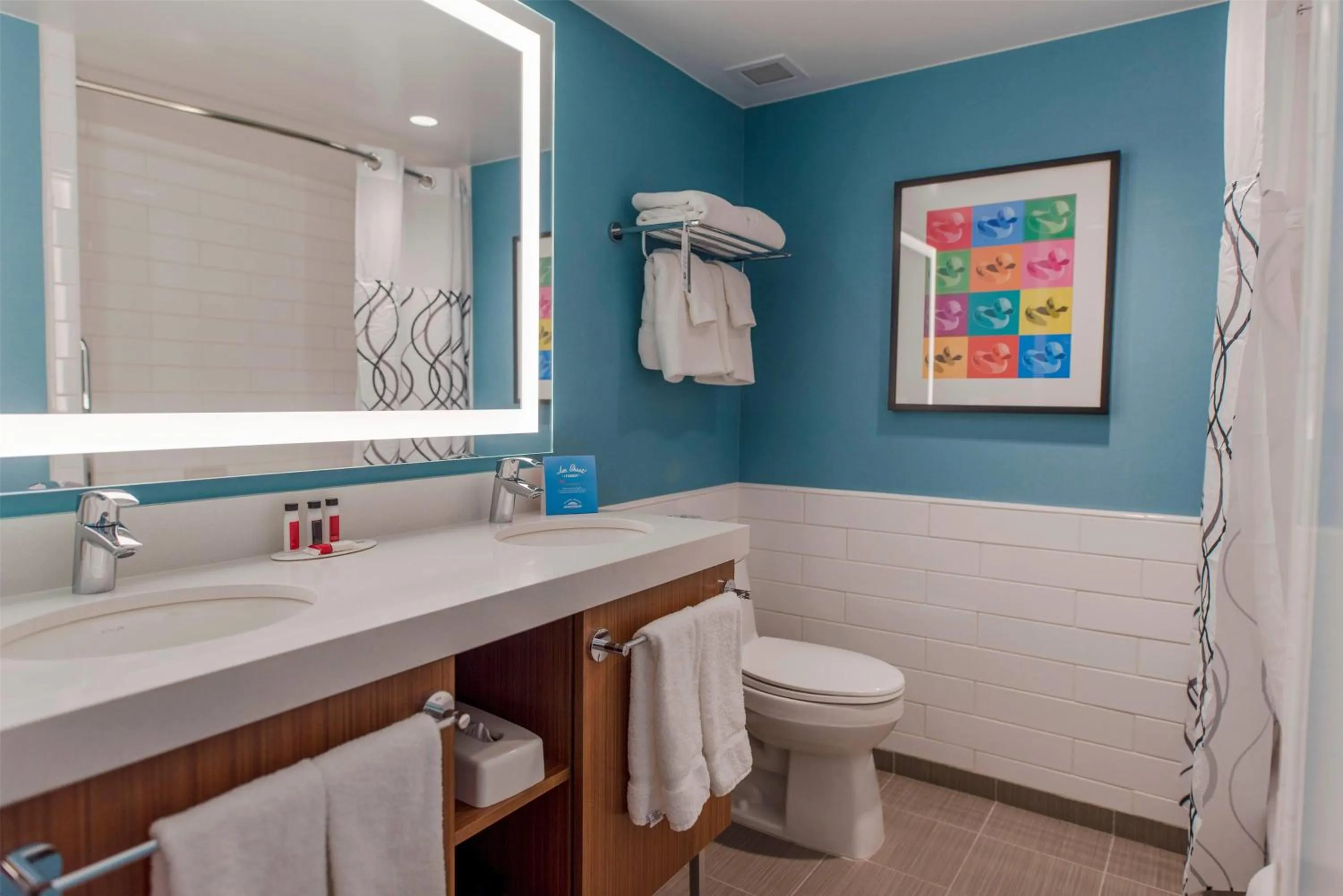 Queen Room with Jr Bunk Bed - Non Smoking in Howard Johnson by Wyndham Anaheim Hotel & Water Playground