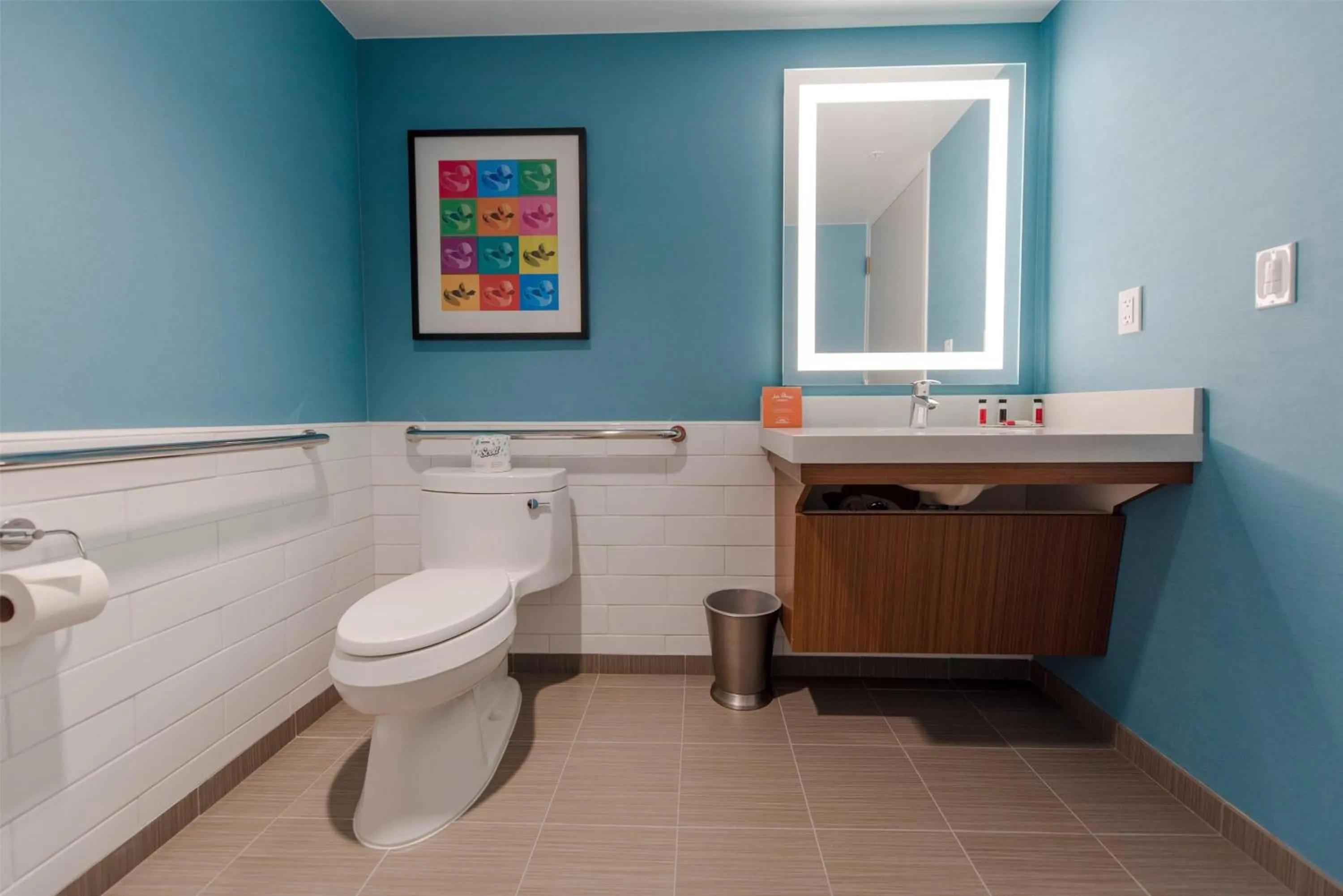 Deluxe Queen Room with Roll-In Shower - Building 2 - Mobility Access/Non-Smoking in Howard Johnson by Wyndham Anaheim Hotel & Water Playground