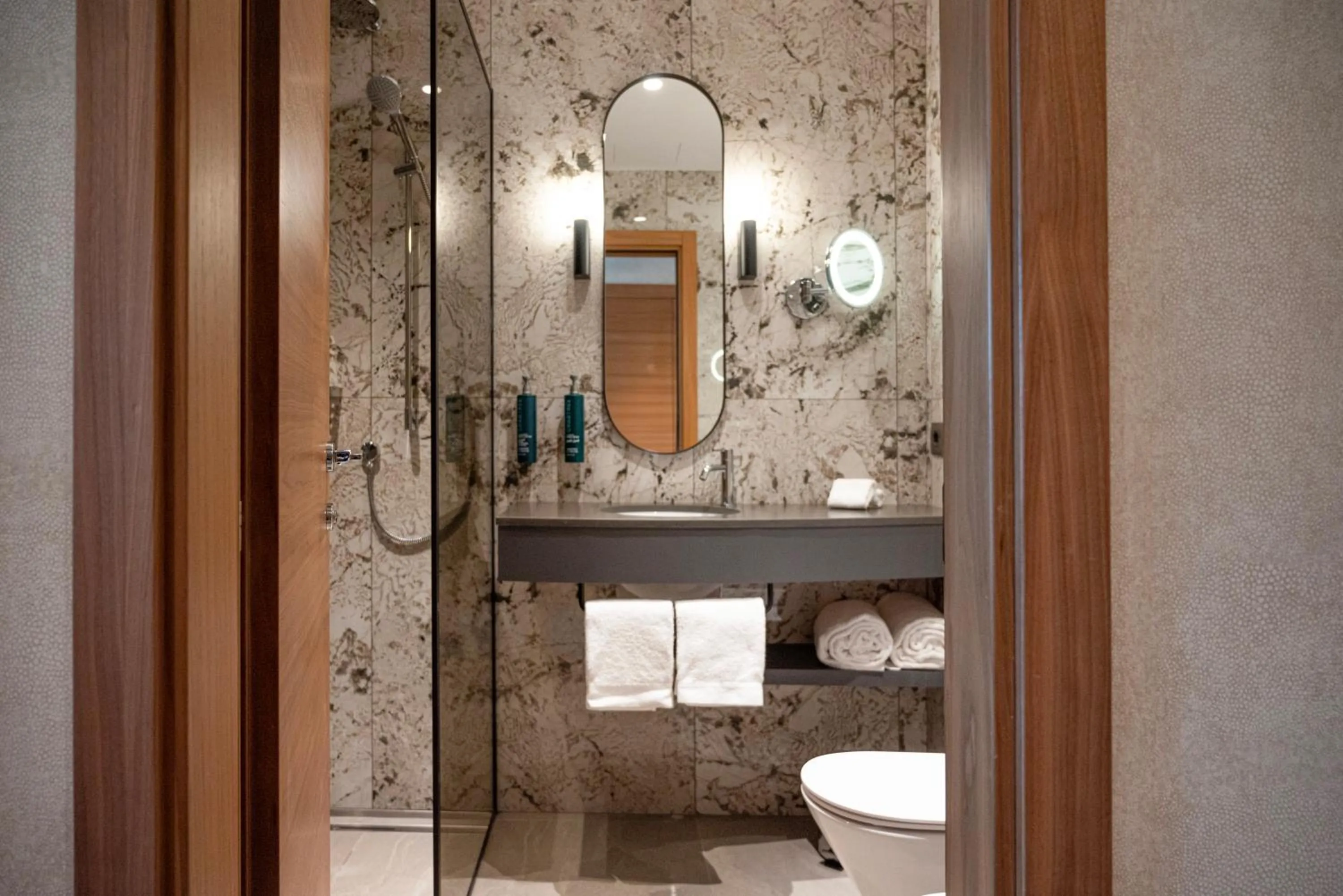 Deluxe Refurbished King Guest Room in Hilton Milan