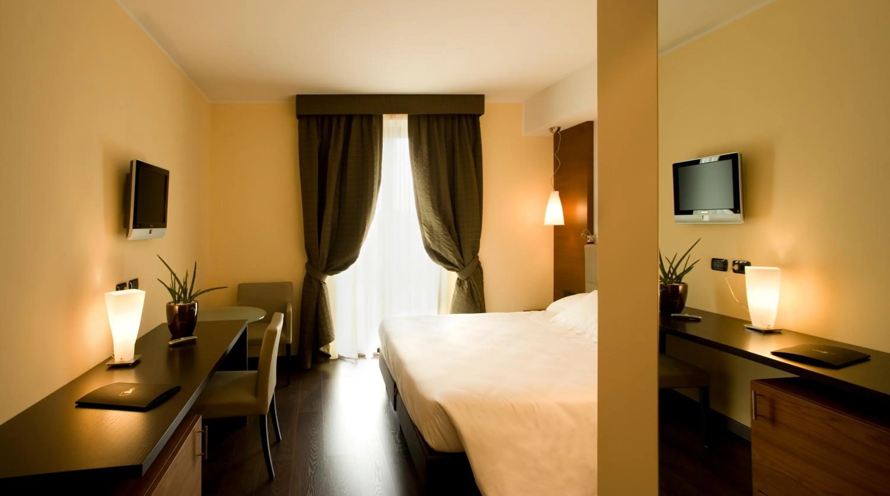 Twin Room in Red's Redaelli Hotel