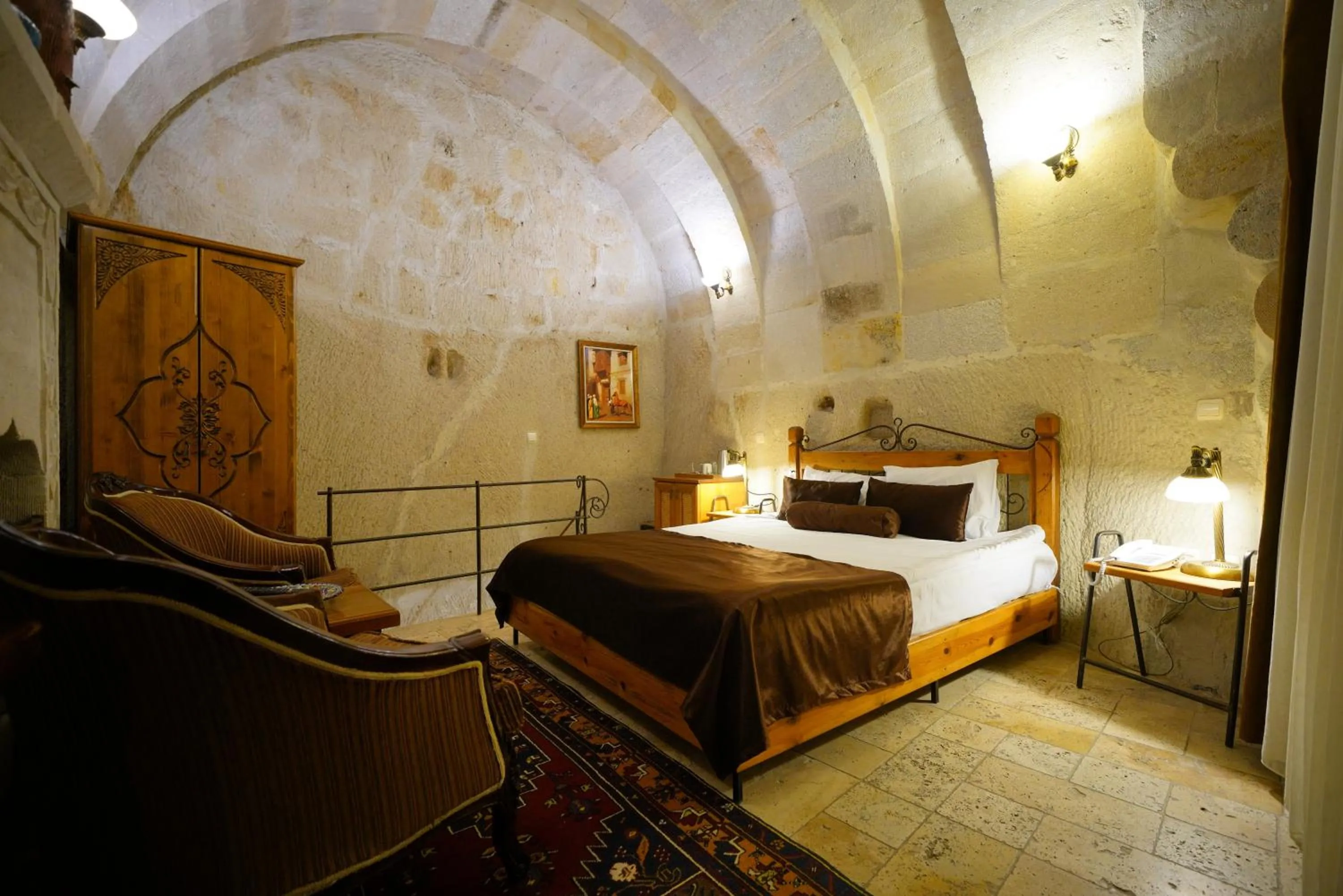 Deluxe Stone Room in Harman Cave Hotel