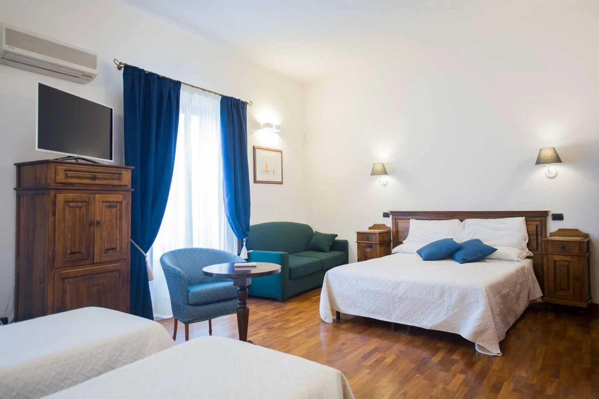 Deluxe Double or Twin Room with Square View in Hotel La Piazzetta