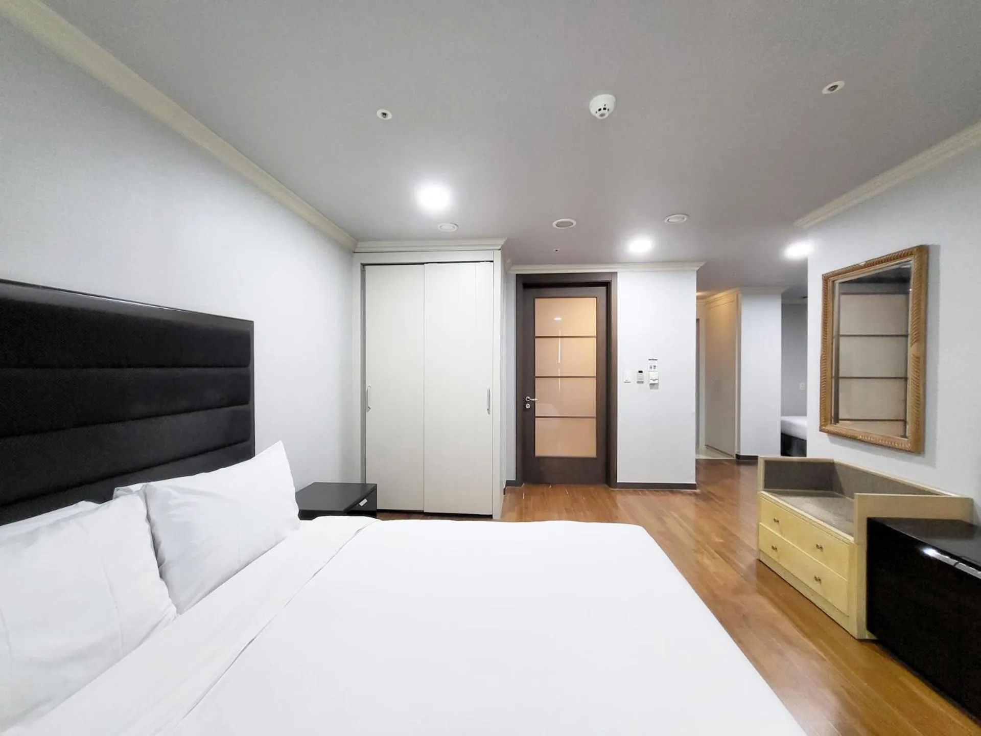 Premier Twin Room with Breakfast & Seoul City Tour bus Tickets in Ramada Hotel and Suites Seoul Namdaemun