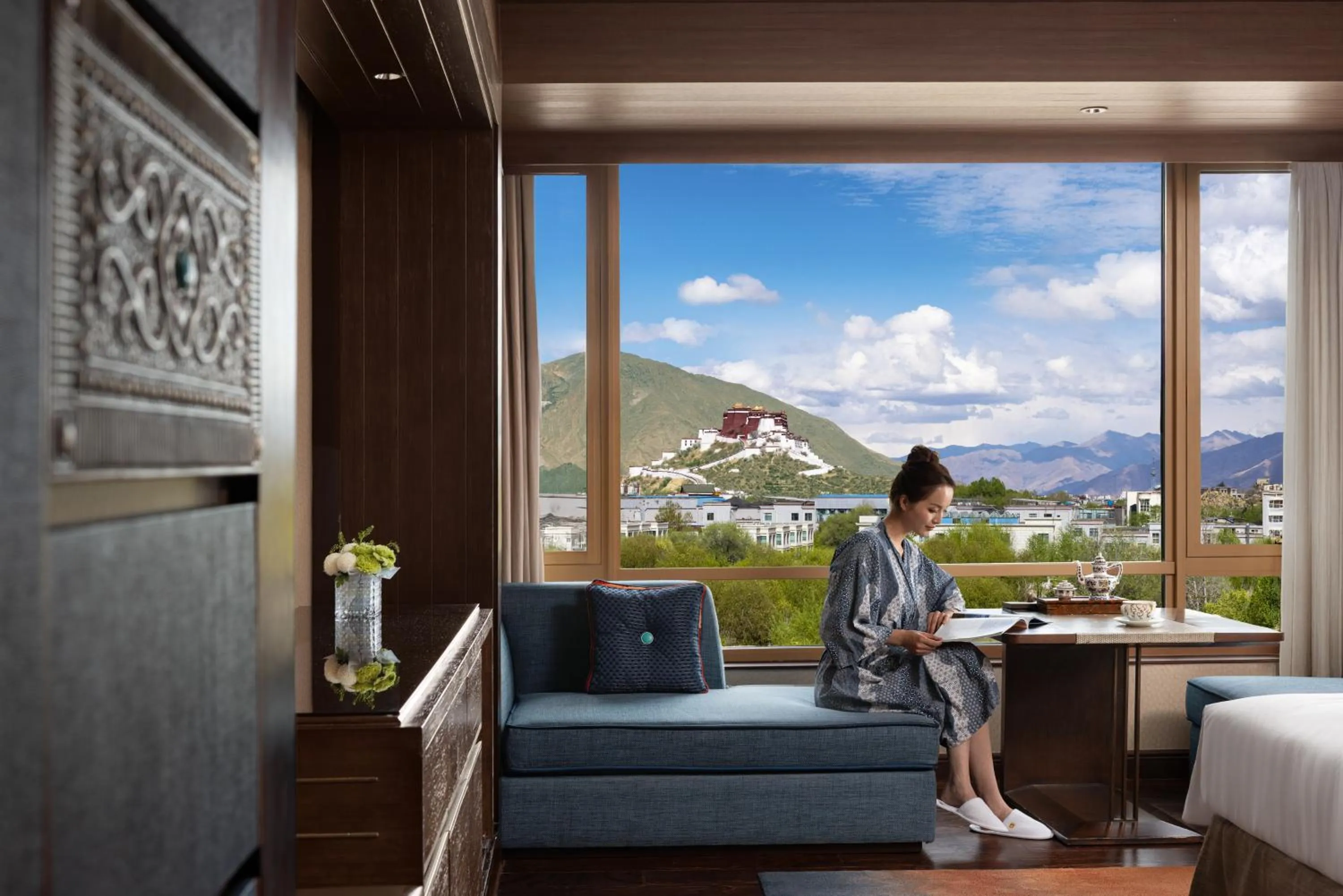 Horizon Club King Room with Potala View - single occupancy in Shangri-La Lhasa