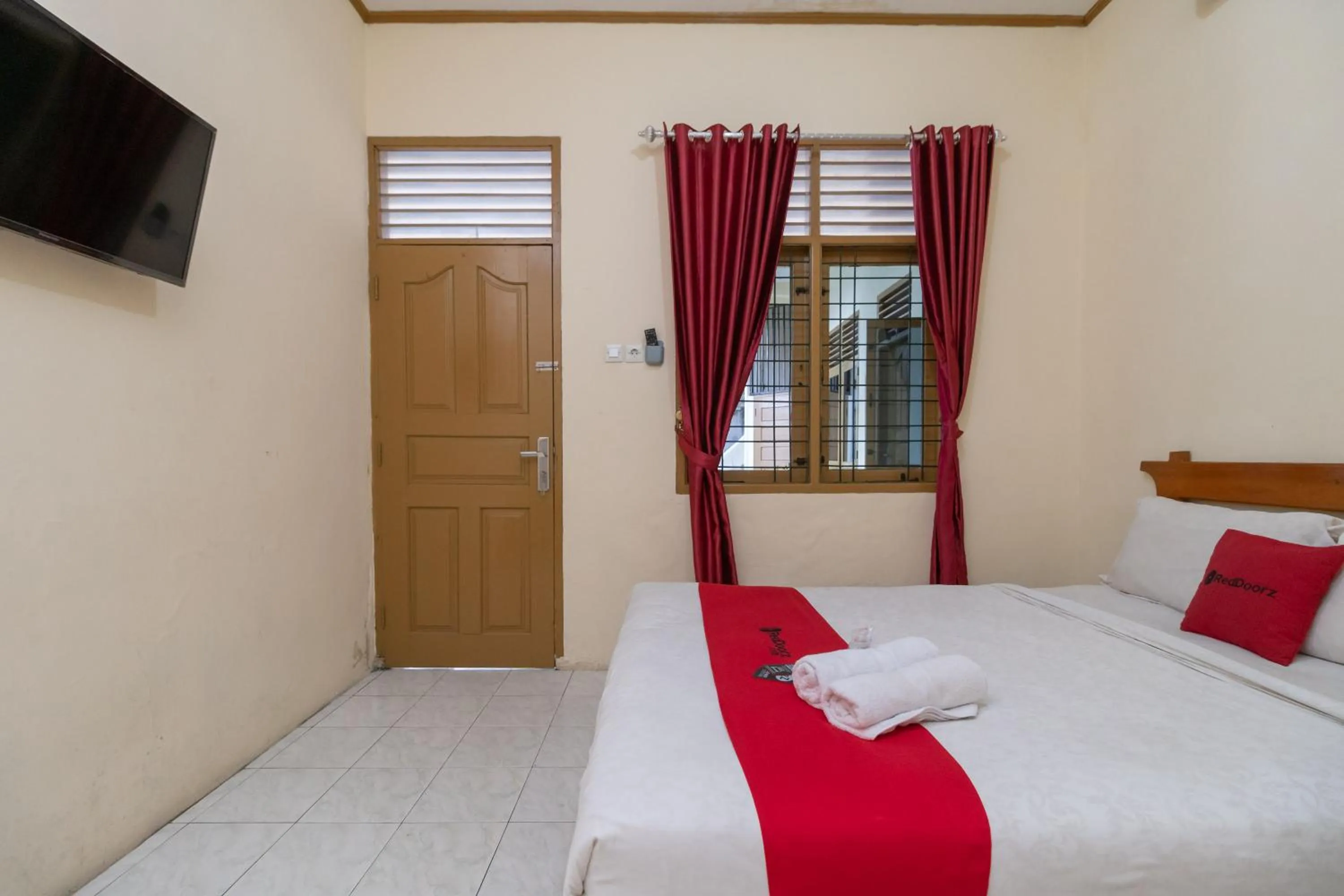 Standard Double Room in RedDoorz near RS Awal Bros Sudirman Pekanbaru