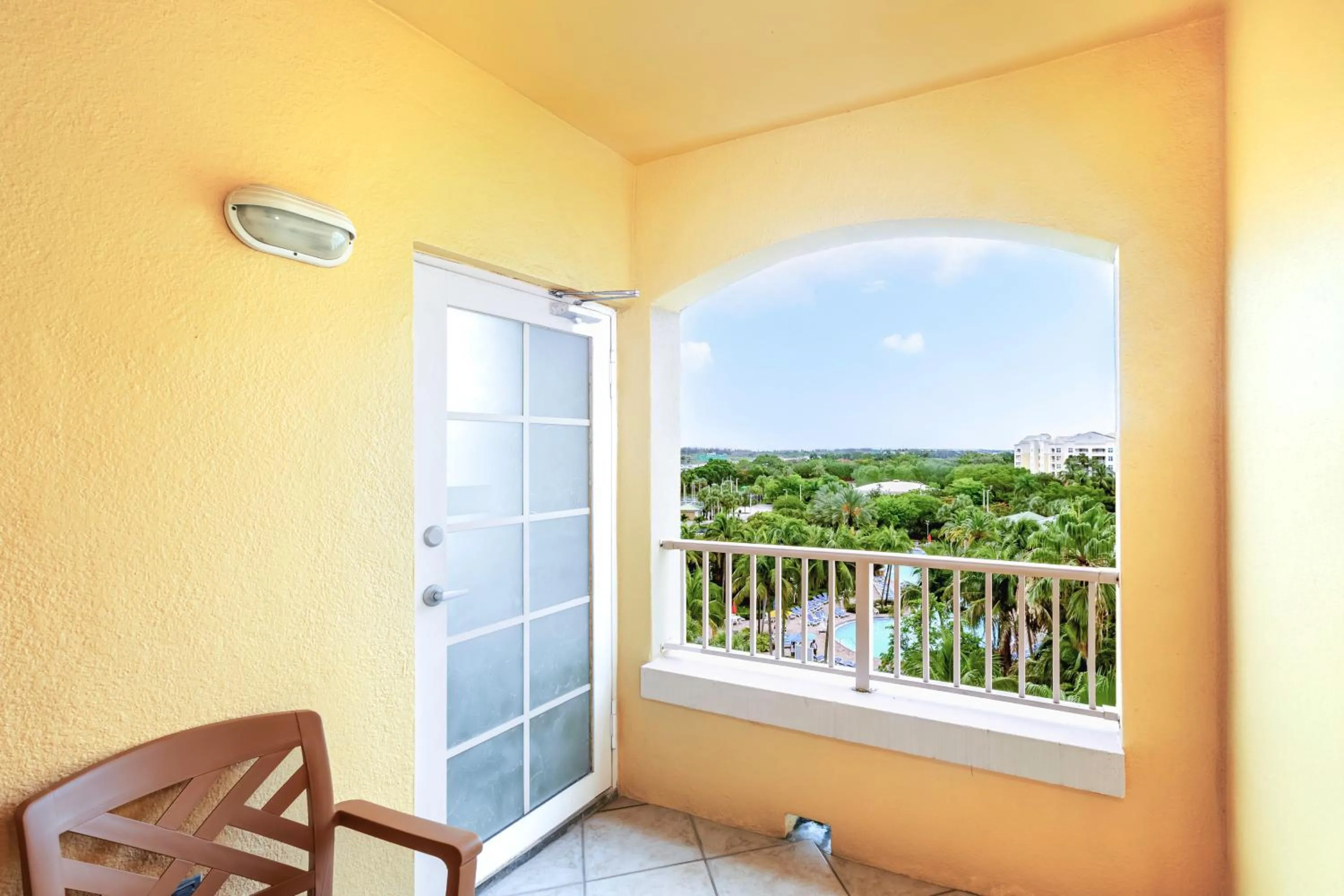 Queen Suite with Pool View in Vacation Village at Weston, Fort Lauderdale