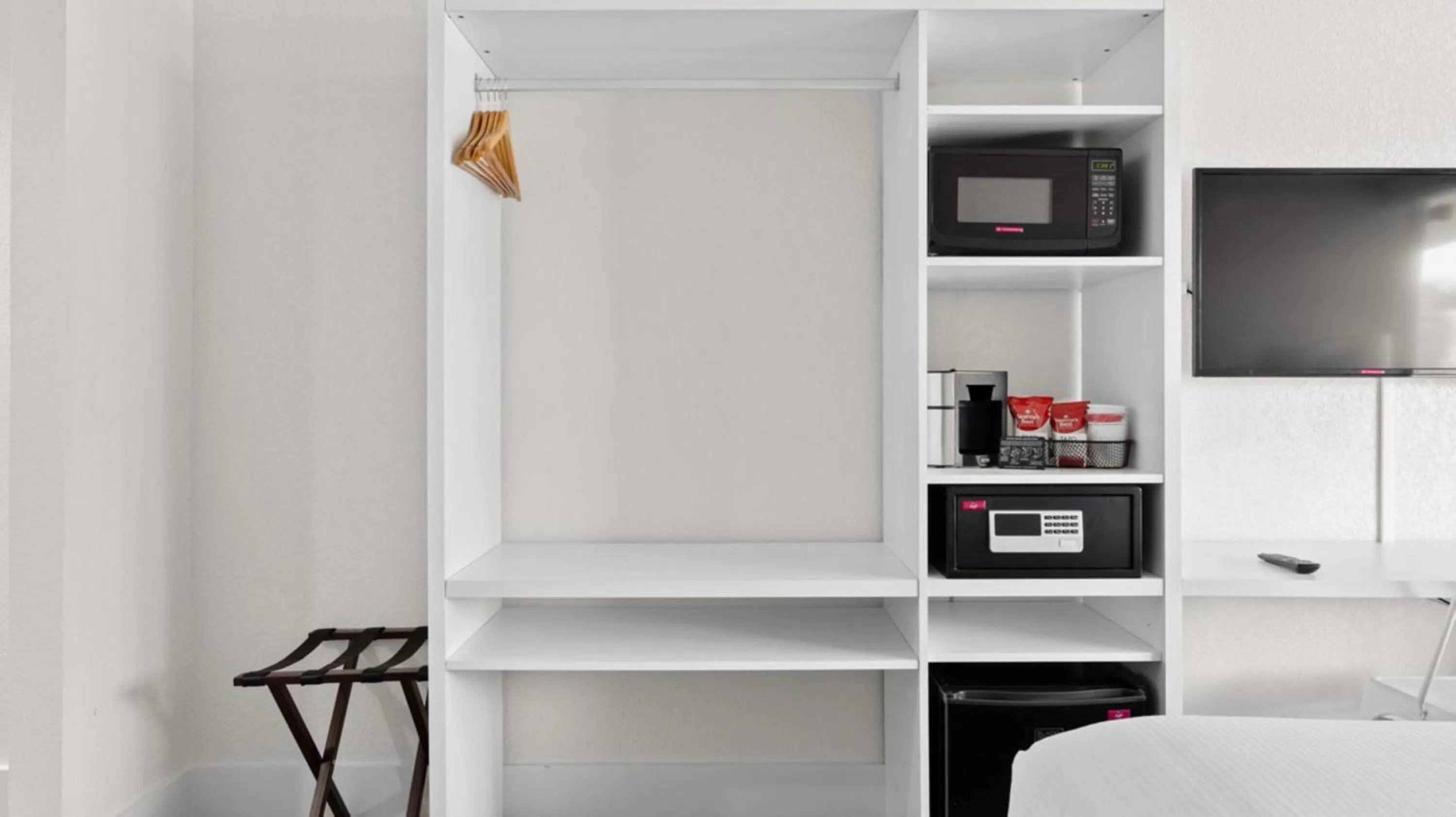 King Room with Mobility/Hearing Access and Roll-In Shower, Non-Smoking in Baymont by Wyndham Jacksonville Airport