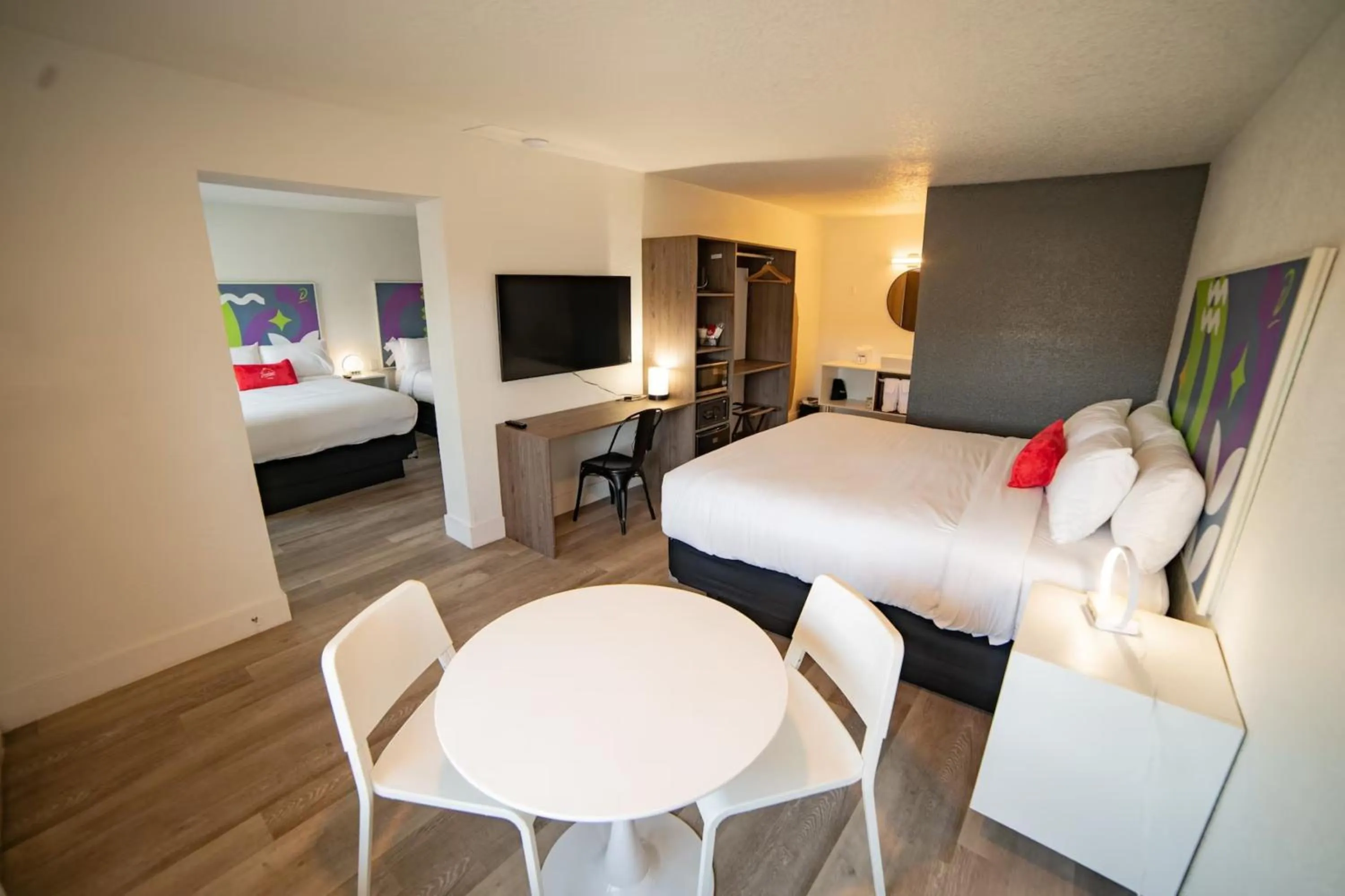 Junior Suite with One King Bed and Two Queen Beds, Non-Smoking in Baymont by Wyndham Jacksonville Airport