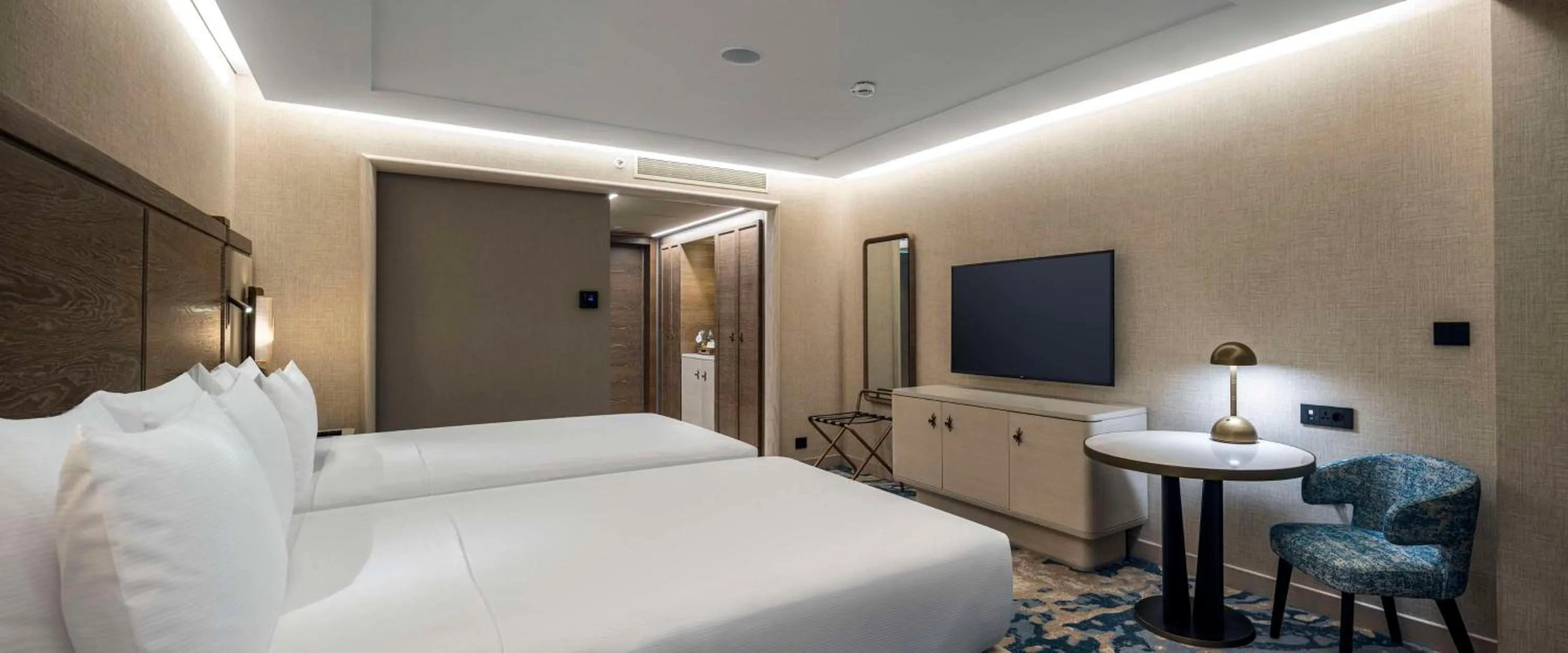 Deluxe Double Room with Two Double Beds and City View in Hilton Istanbul Bosphorus