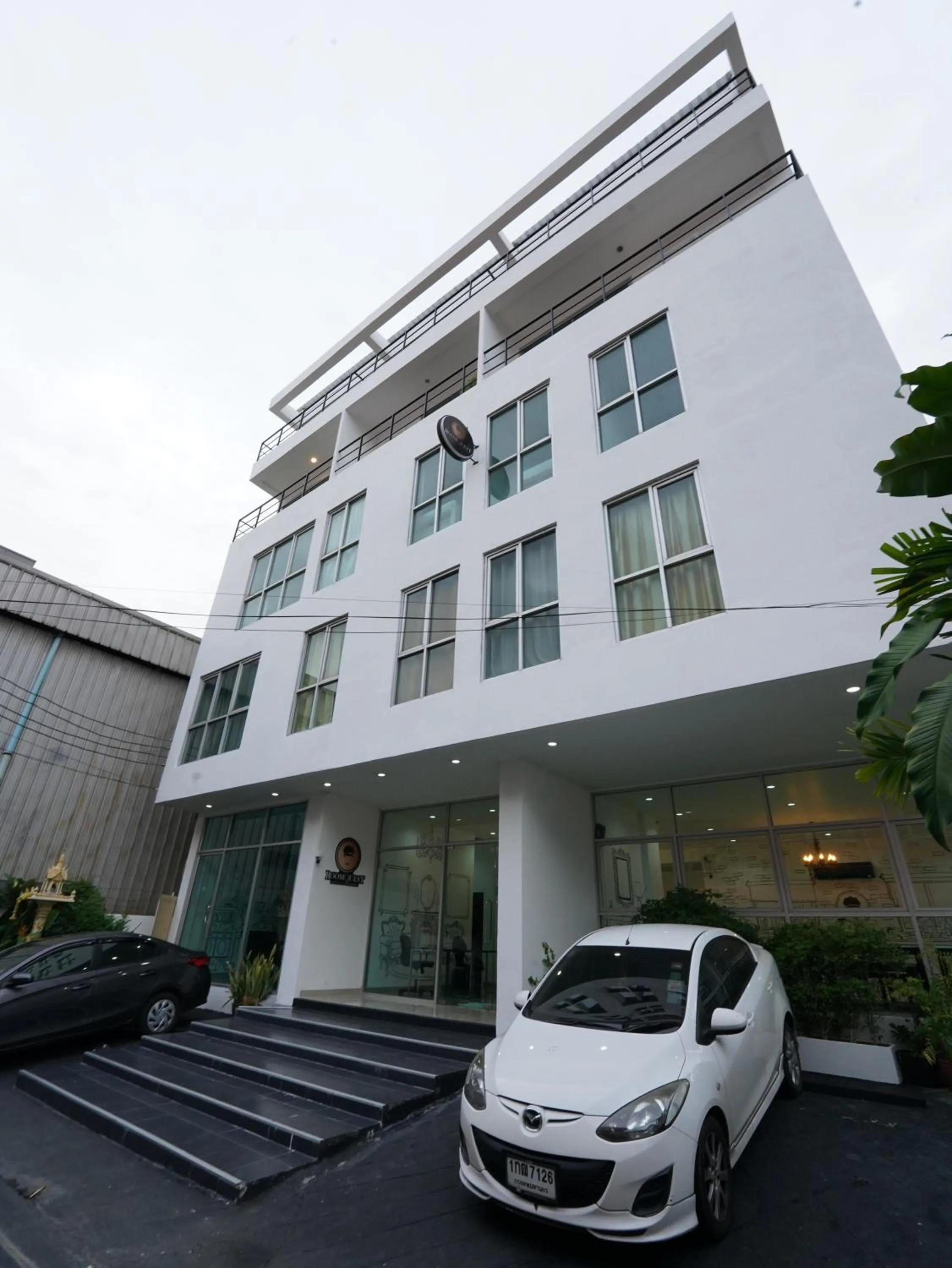 RQ Bangkok Sukhumvit 50 by Collection O