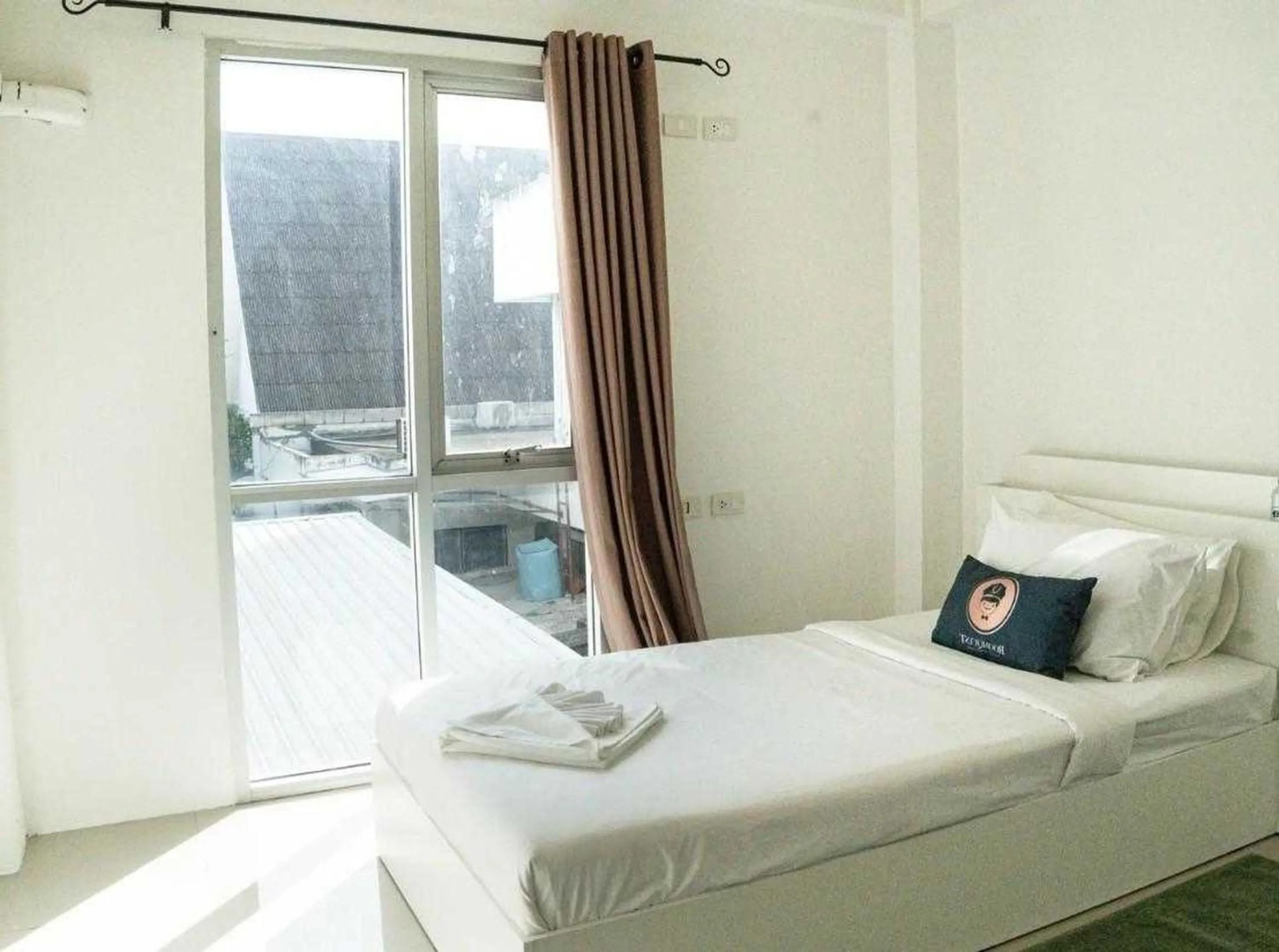 Standard Single Room with Shared Bathroom - single occupancy in RQ Bangkok Sukhumvit 50 by Collection O