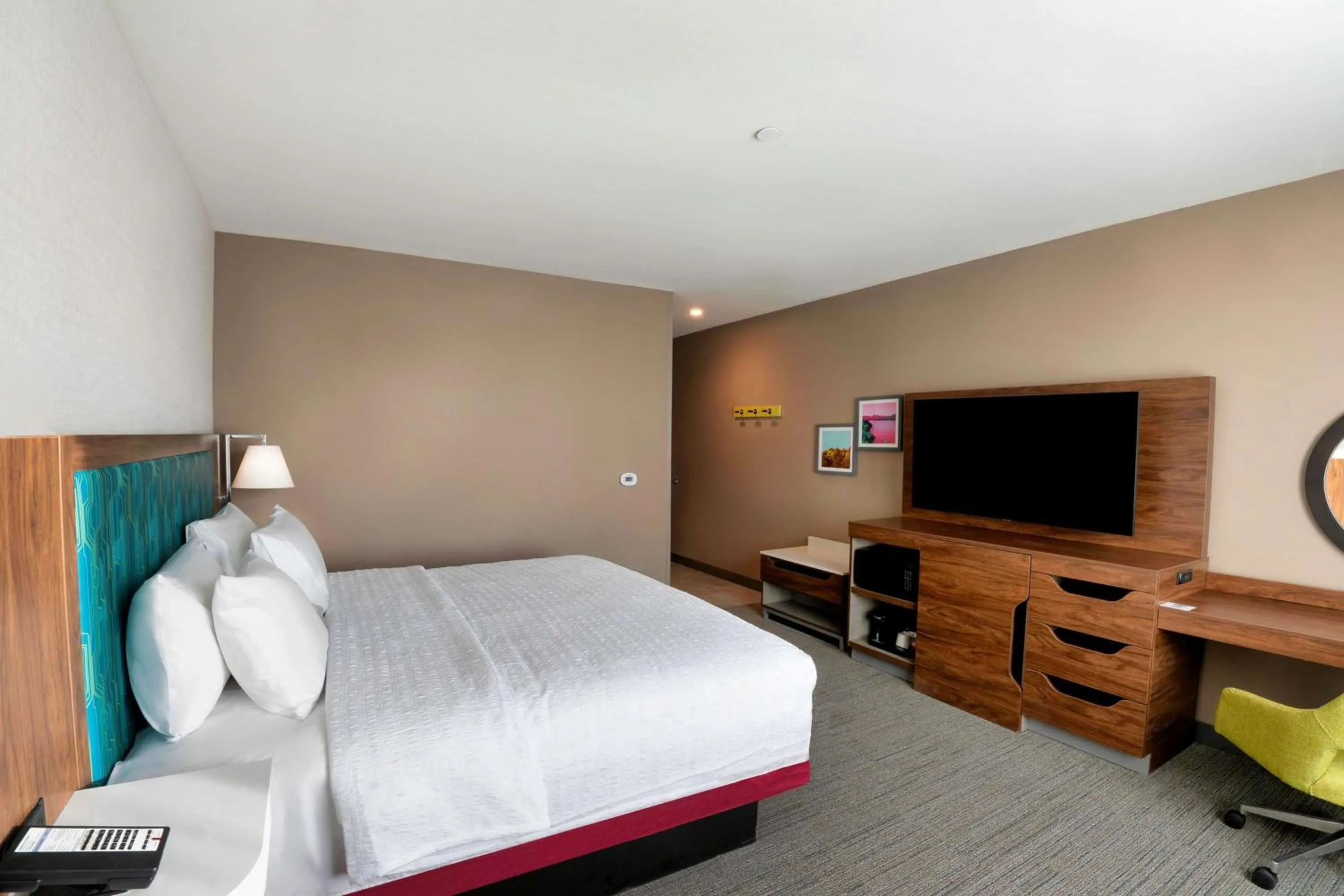 King Room with Tub - Mobility Access in Hampton Inn Needles