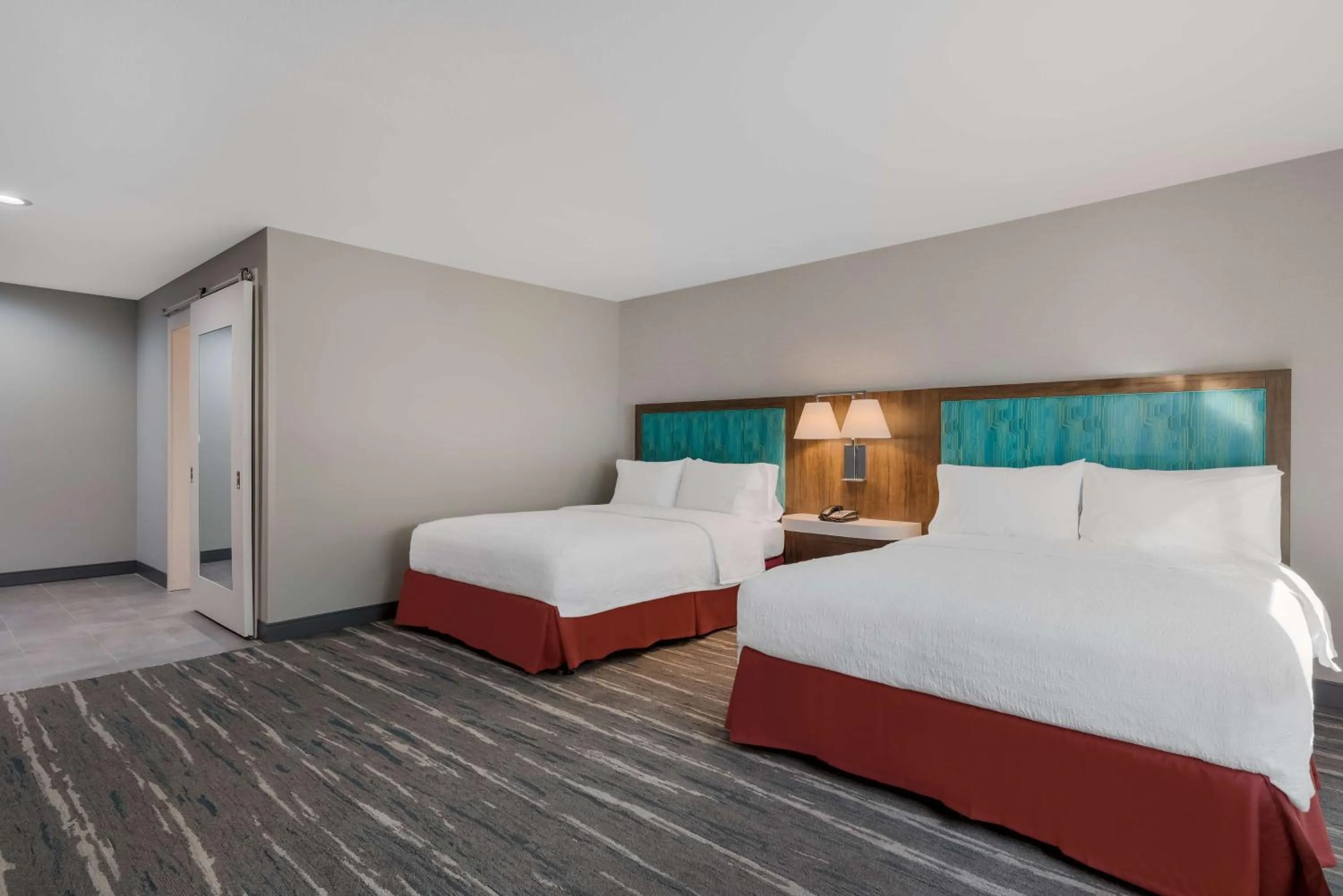 Queen Room with Two Queen Beds and Bath Tub - Mobility and Hearing Access in Hampton Inn By Hilton Williams