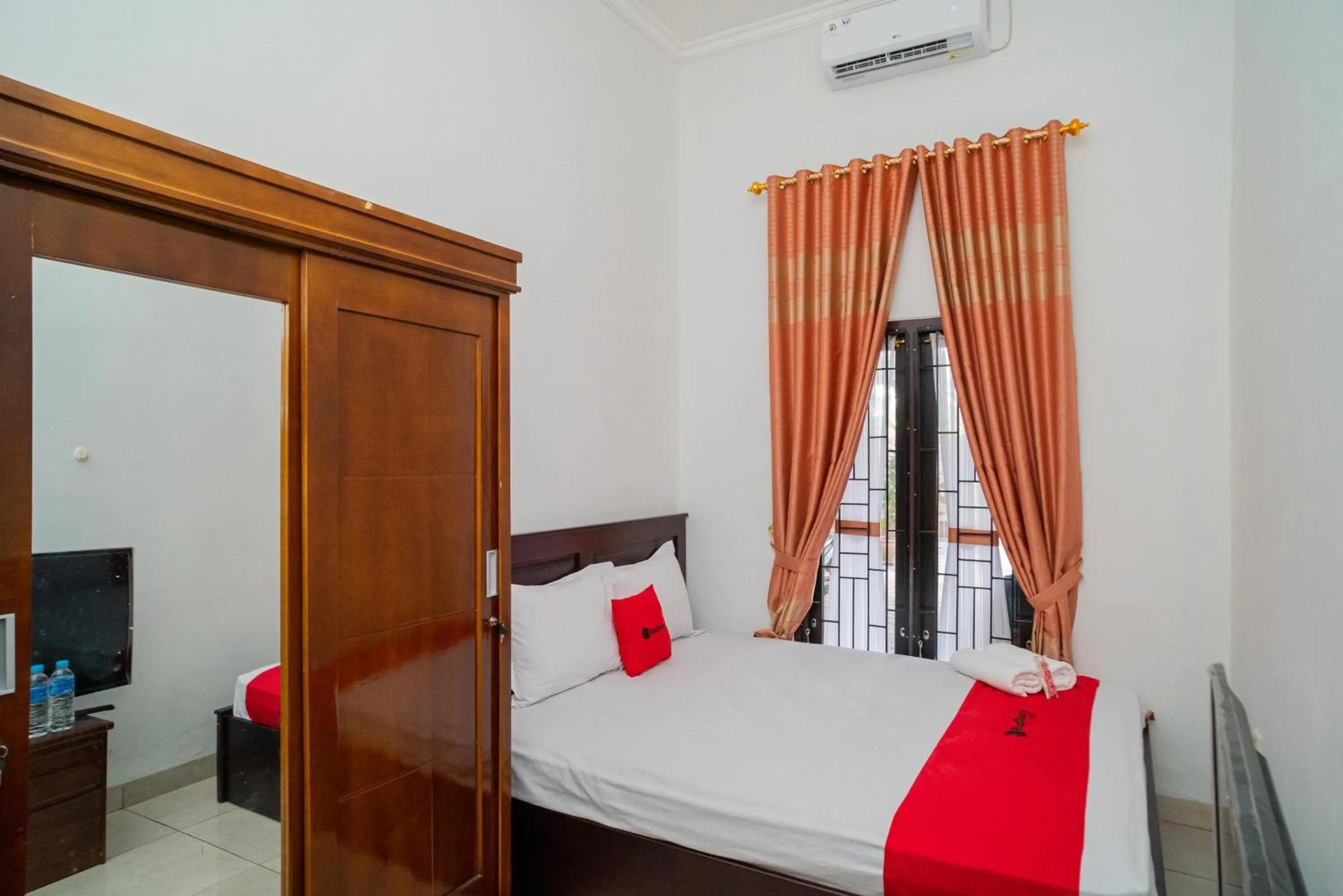 Deluxe Room in RedDoorz Syariah @ Jalan Tingang Palangkaraya