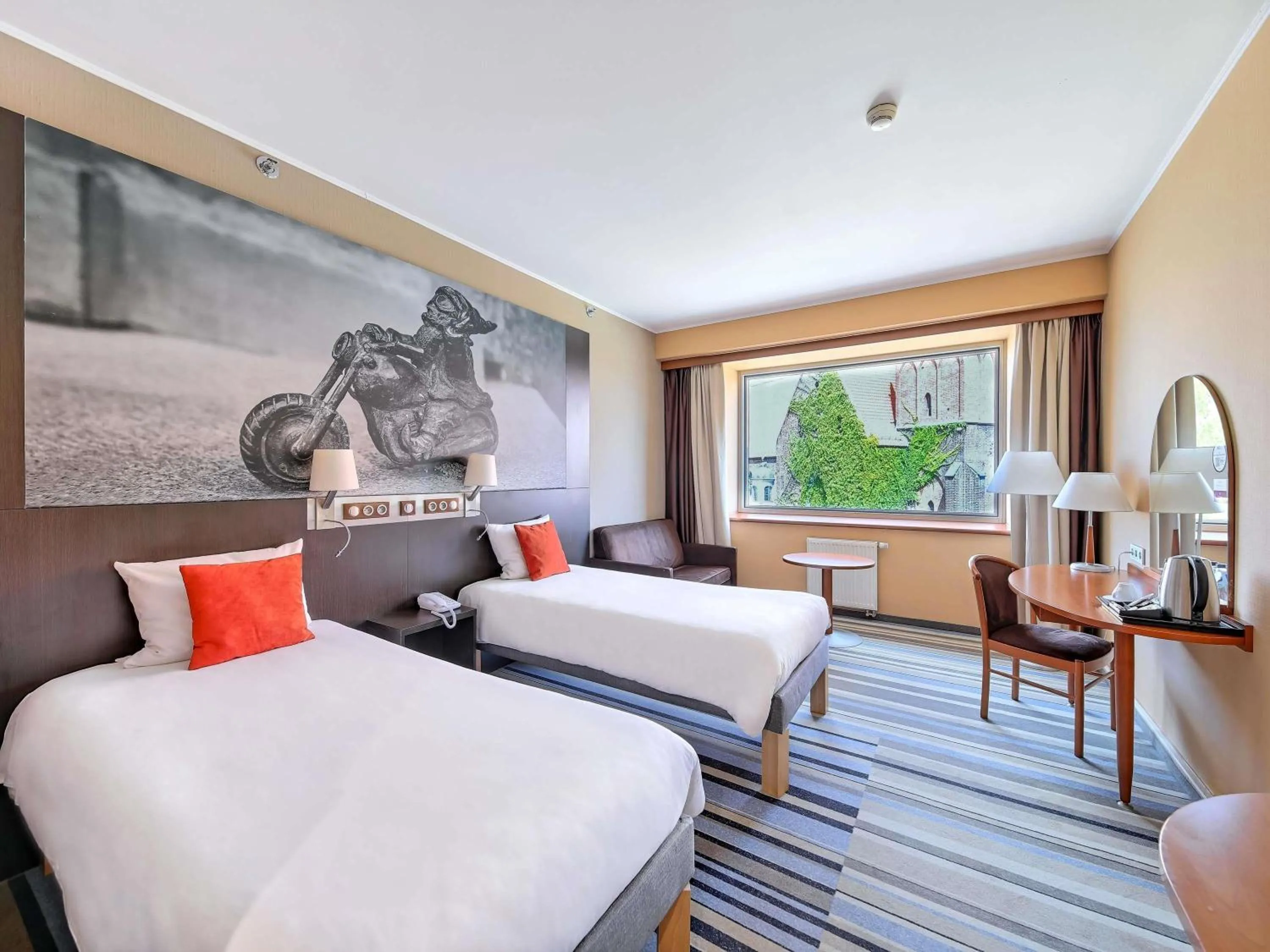 Classic Twin Room with City or Cathedral View in Mercure Wrocław Centrum