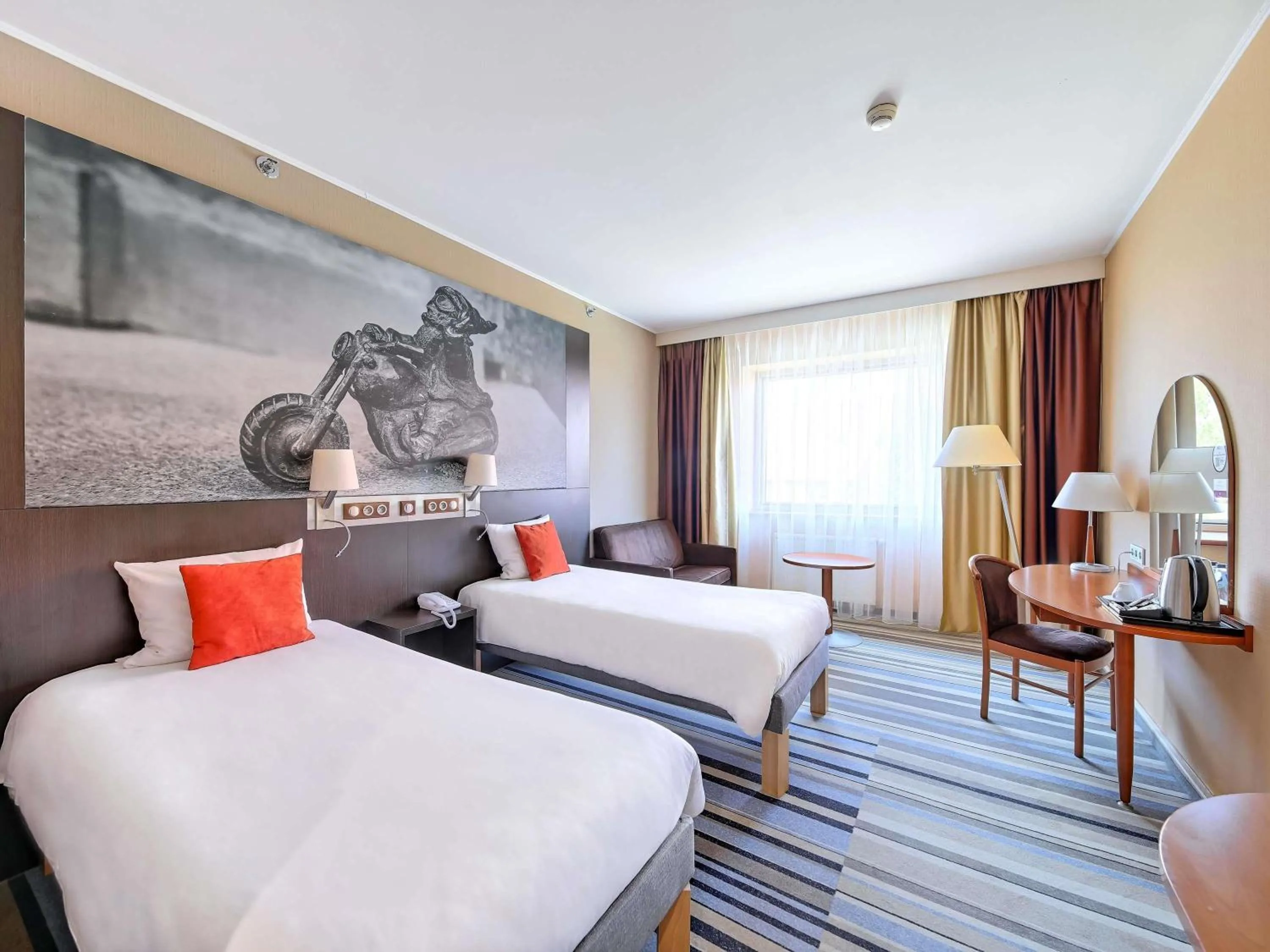 Classic Twin Room with City or Cathedral View in Mercure Wrocław Centrum