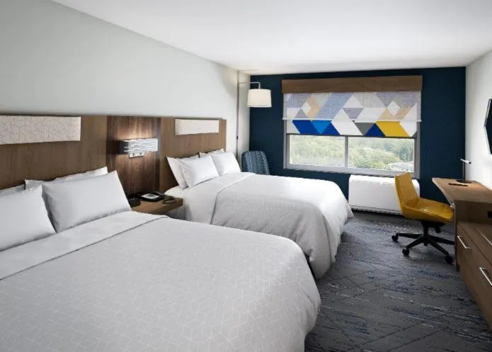 Queen Suite with Two Queen Beds in Holiday Inn Express & Suites Hawaiian Gardens by IHG