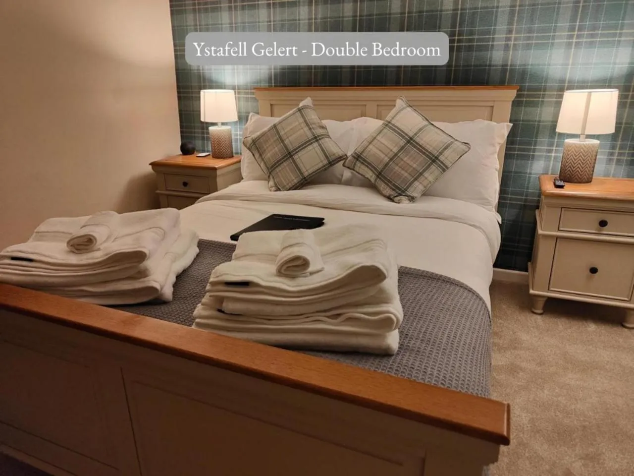 Double Room with Private Bathroom in Llew Accommodation - The Townhouse